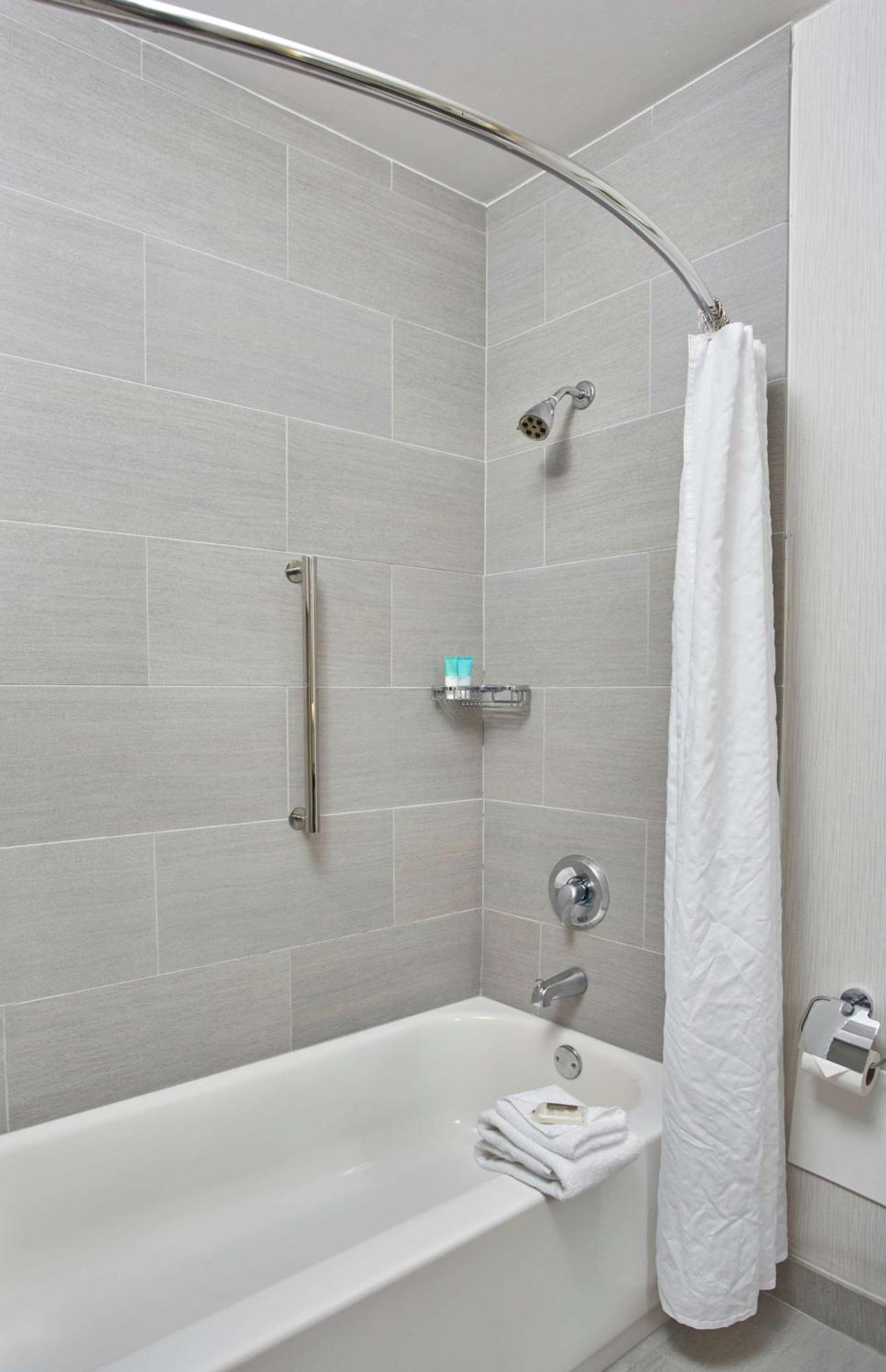 Queen Room with Two Queen Beds and Accessible Tub