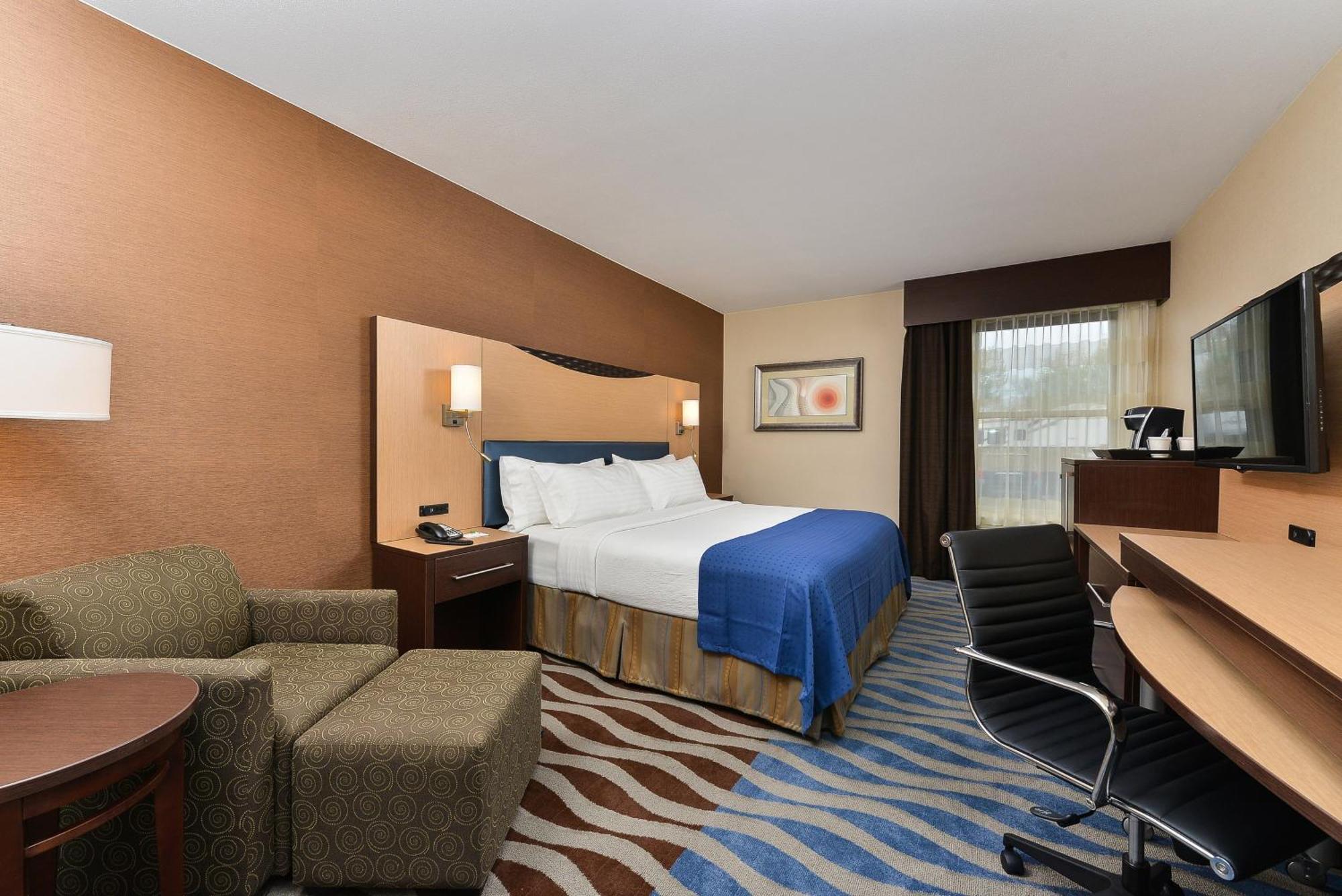 Standard King Room with Roll-In Shower - Mobility Access