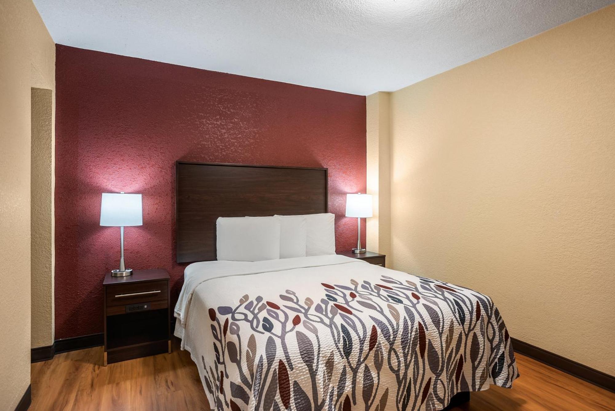 Deluxe Room One Queen Bed Second Floor Non-Smoking,1275945922:JPEG
