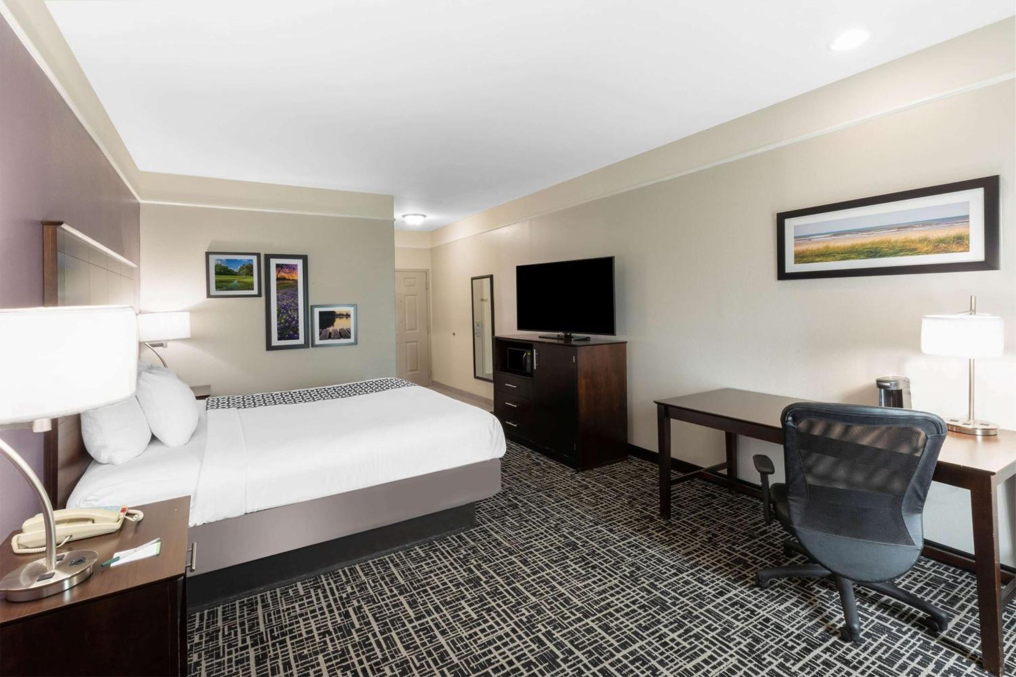 King Room with Bath Tub - Mobility/Hearing Accessible - Non-Smoking