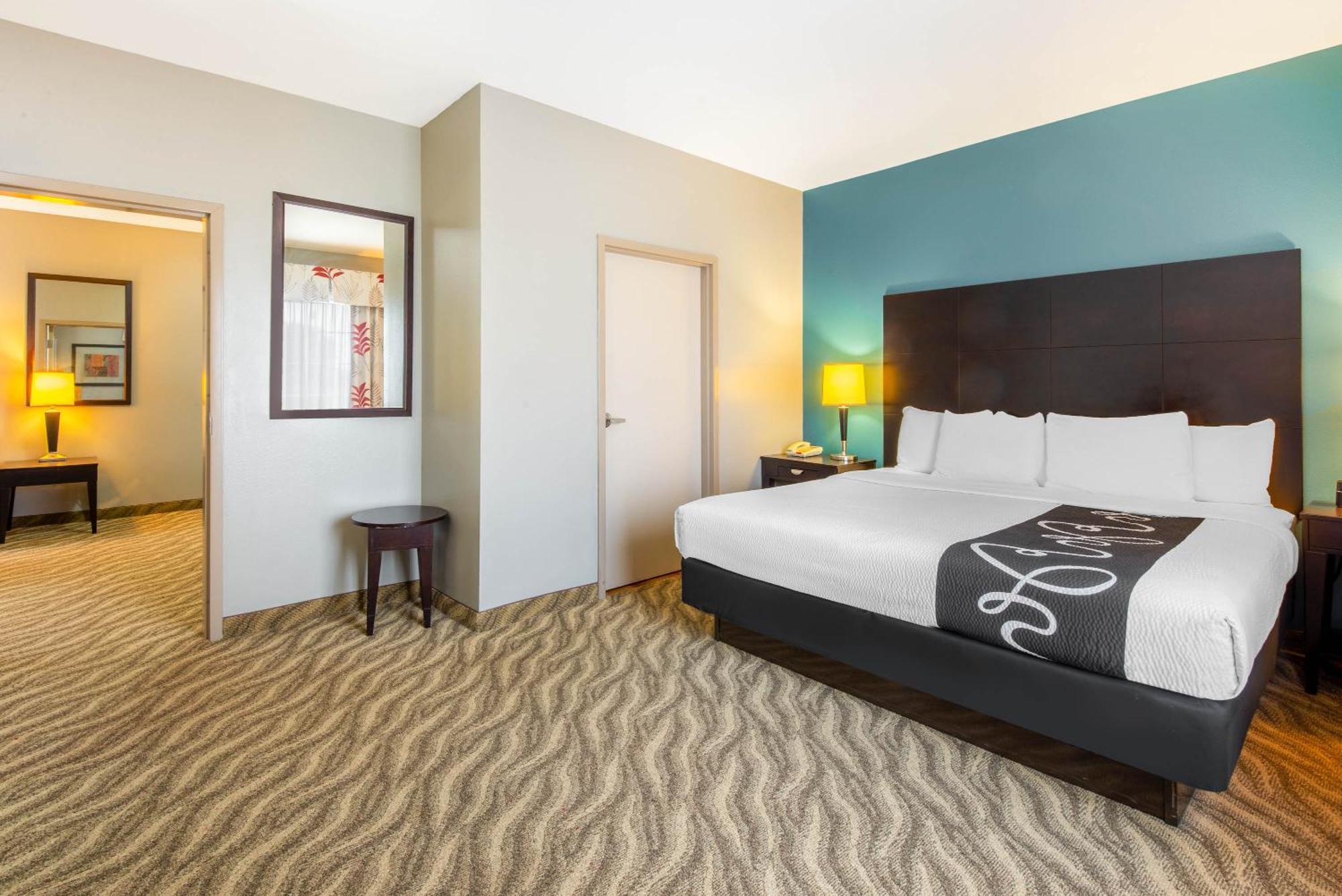 1 King Bed, Deluxe Executive Suite, Family Room, Countryside View, Non-Smoking