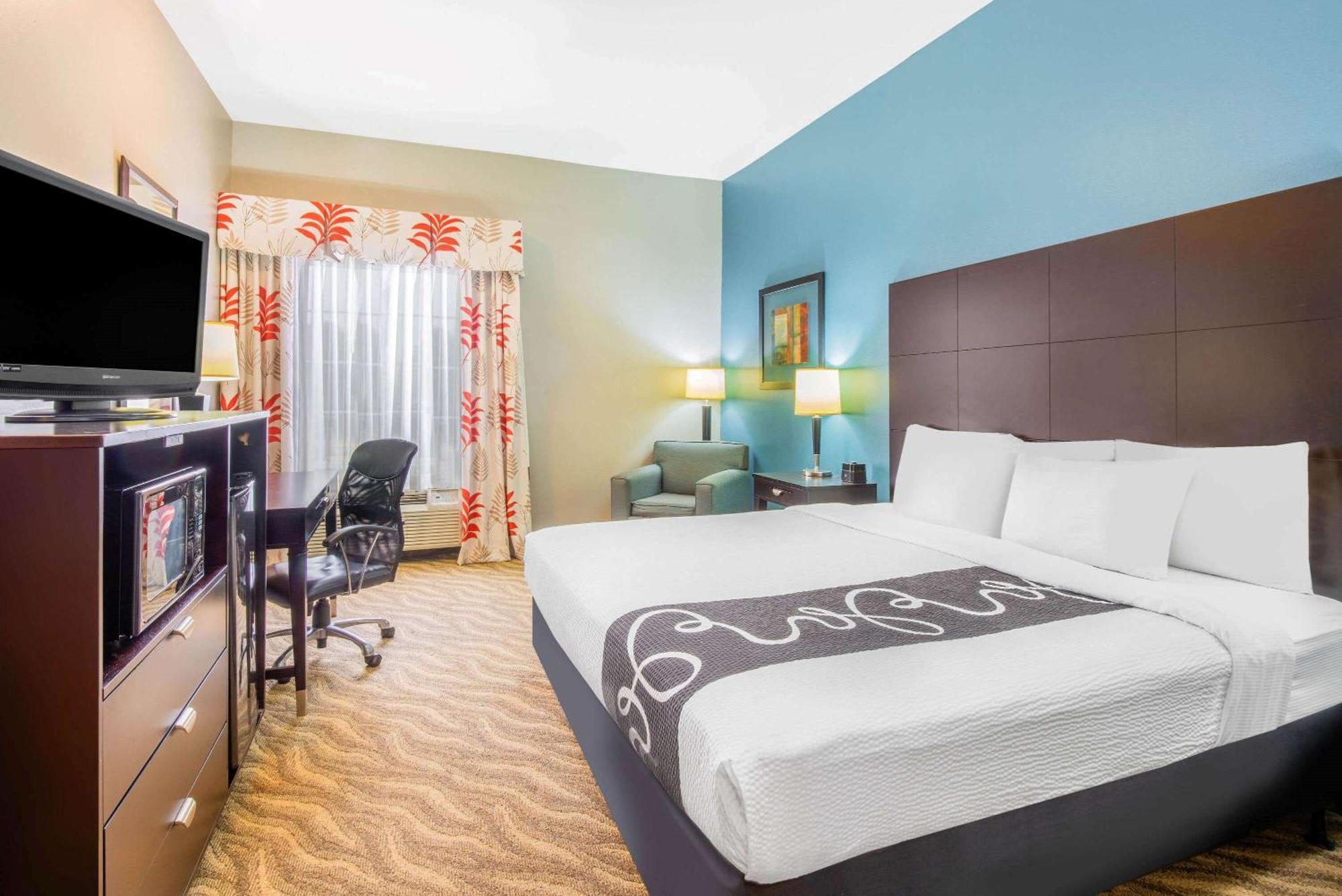 King Room with Bath Tub - Mobility/Hearing Accessible - Non-Smoking