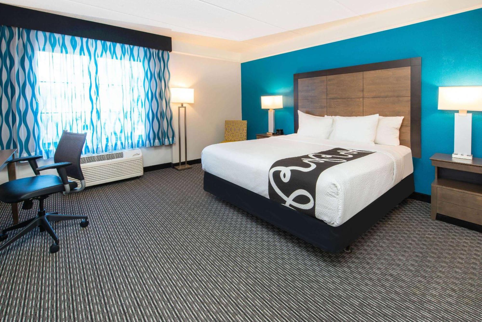 King Room with Roll-In Shower - Mobility/Hearing Accessible - Non-Smoking