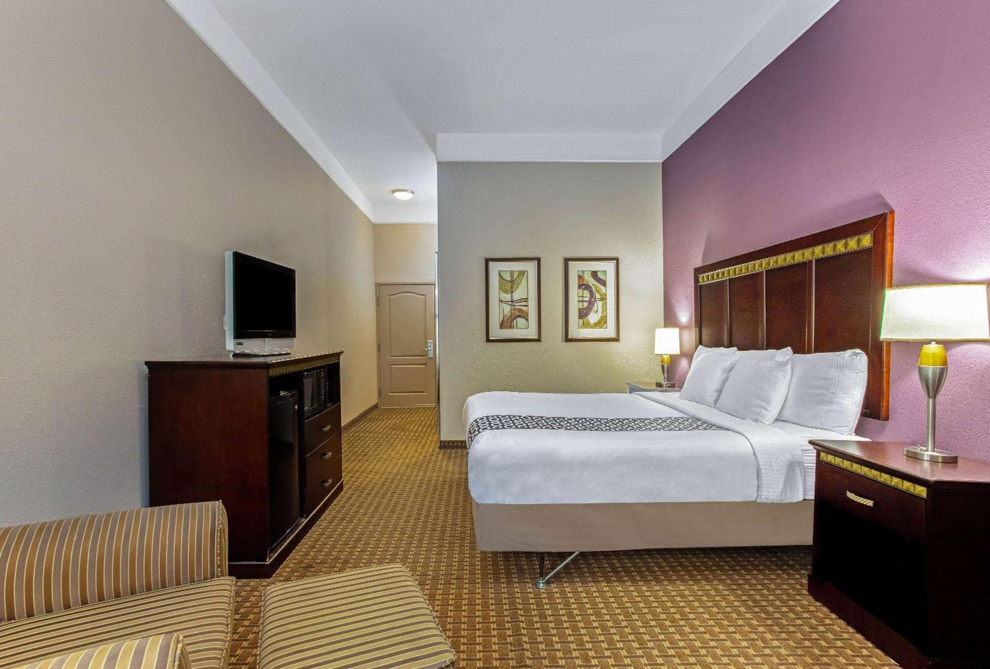 King Room with Bath Tub - Mobility/Hearing Accessible - Non-Smoking
