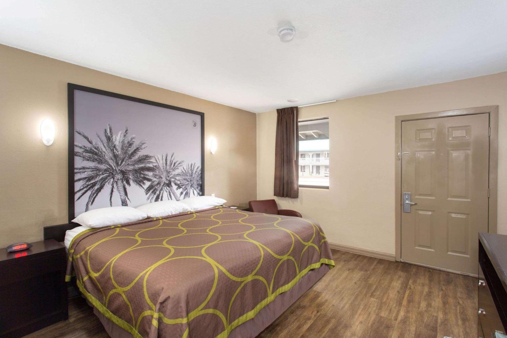 King Room with Bath Tub - Mobility Accessible/Smoking