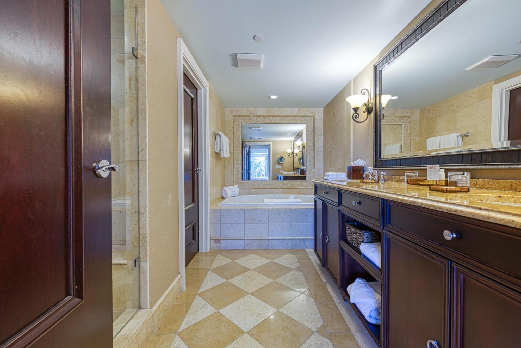 Grand One-Bedroom King Suite - Oceanfront