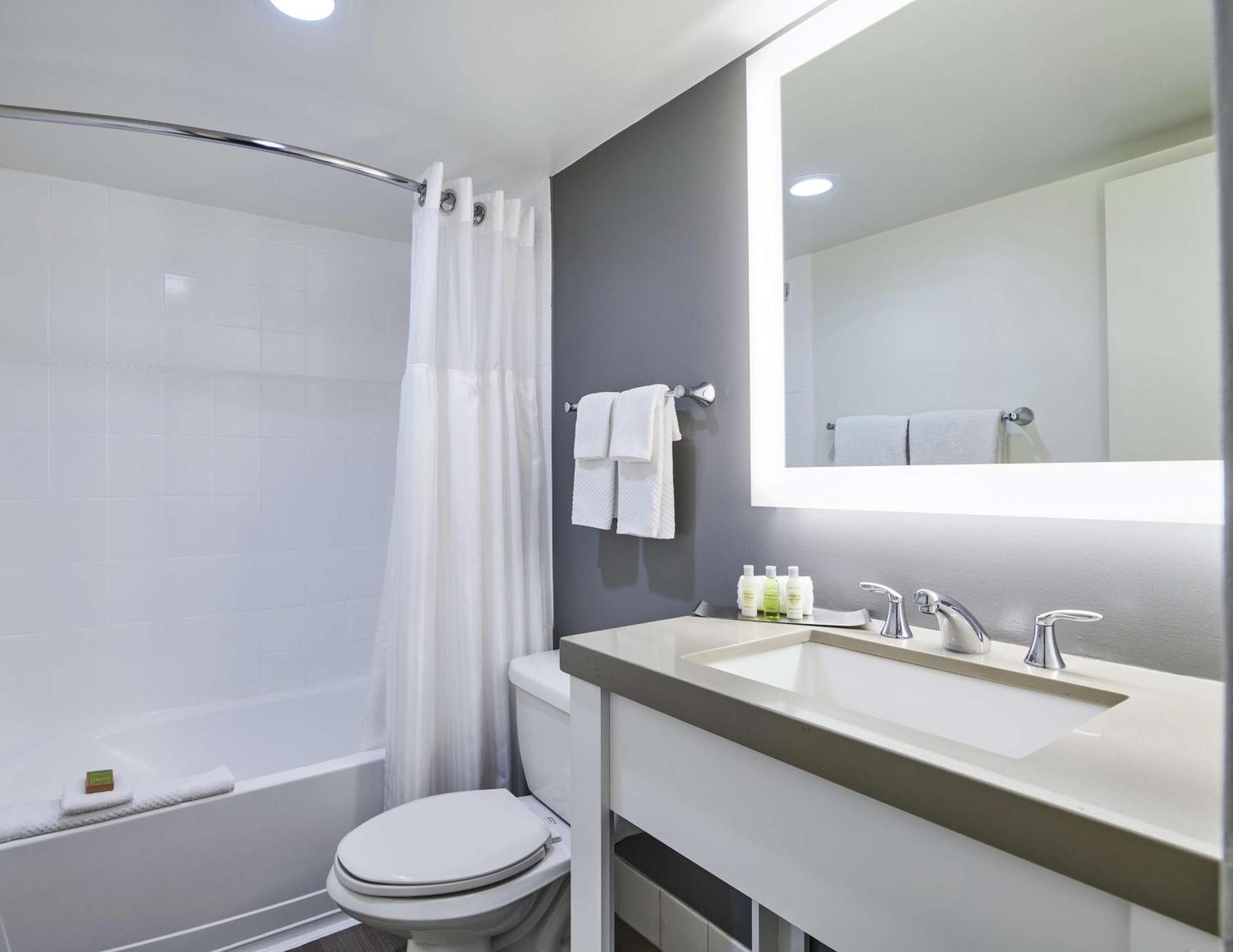 Studio Room with One King Bed and Courtyard - Marina Building,1498750417:JPEG