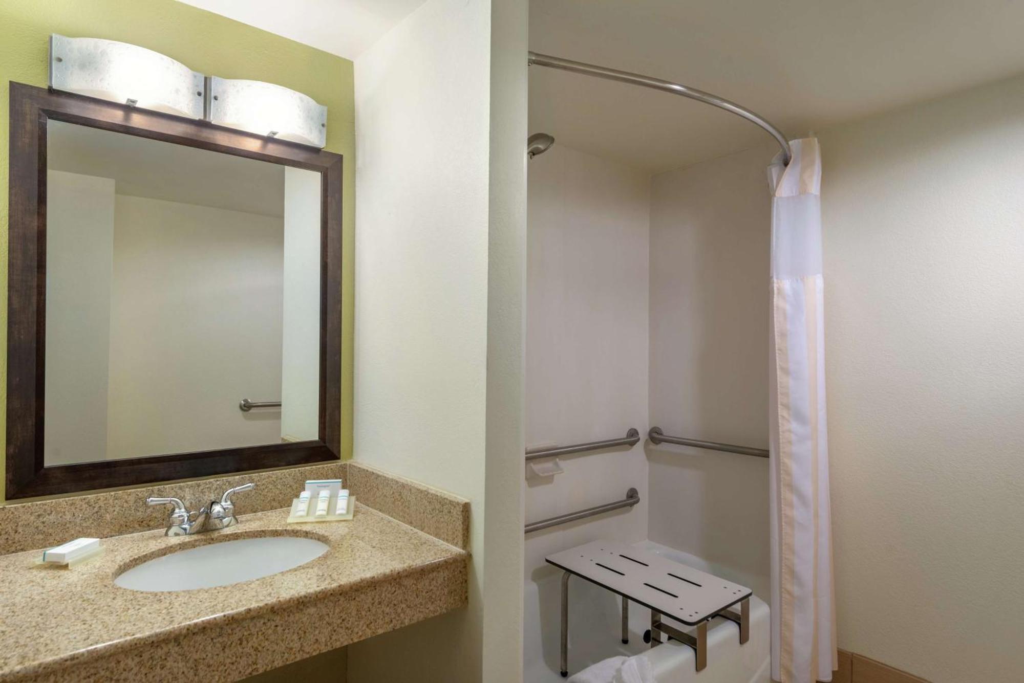 Habitación con cama extragrande y bañera accesible - Adaptada para personas con movilidad reducida