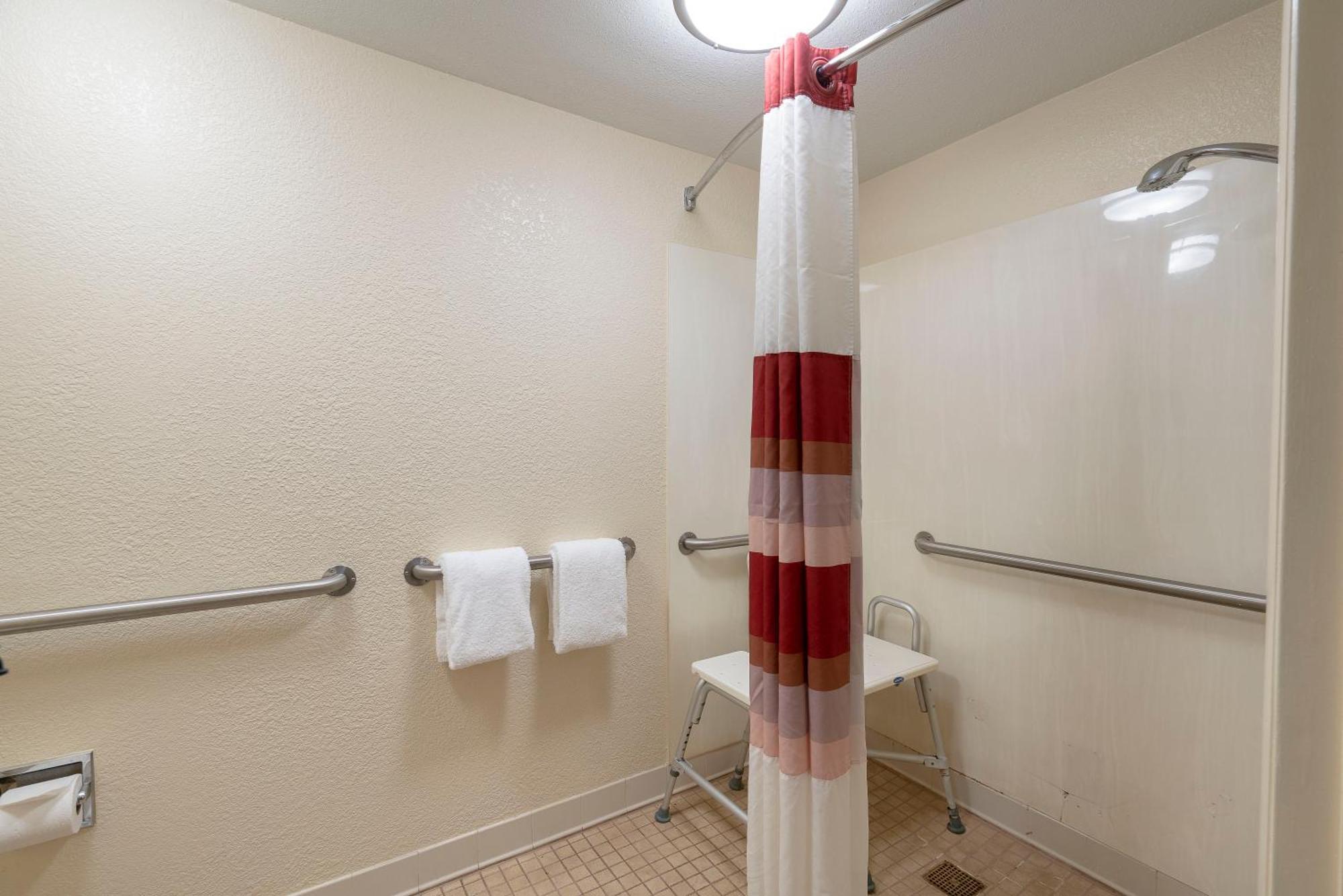 Deluxe King Room Disability Access Roll-ln Shower Non-Smoking