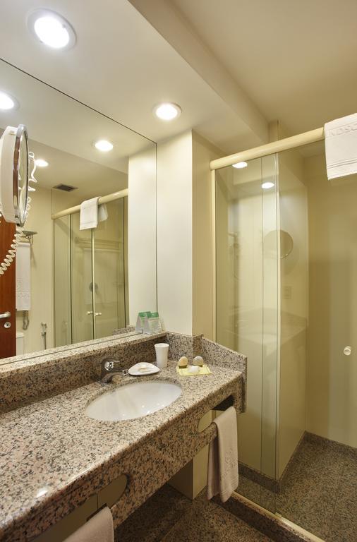 Quarto Superior Executivo com Cama Casal e Vista da Cidade