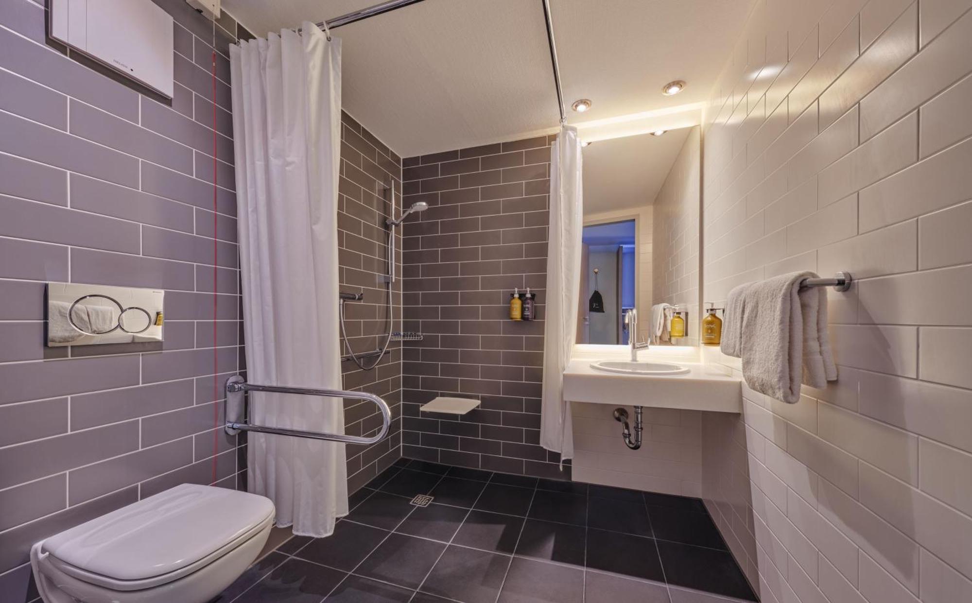 Chambre Lit Queen-Size Standard - Accessible aux Personnes à Mobilité Réduite
