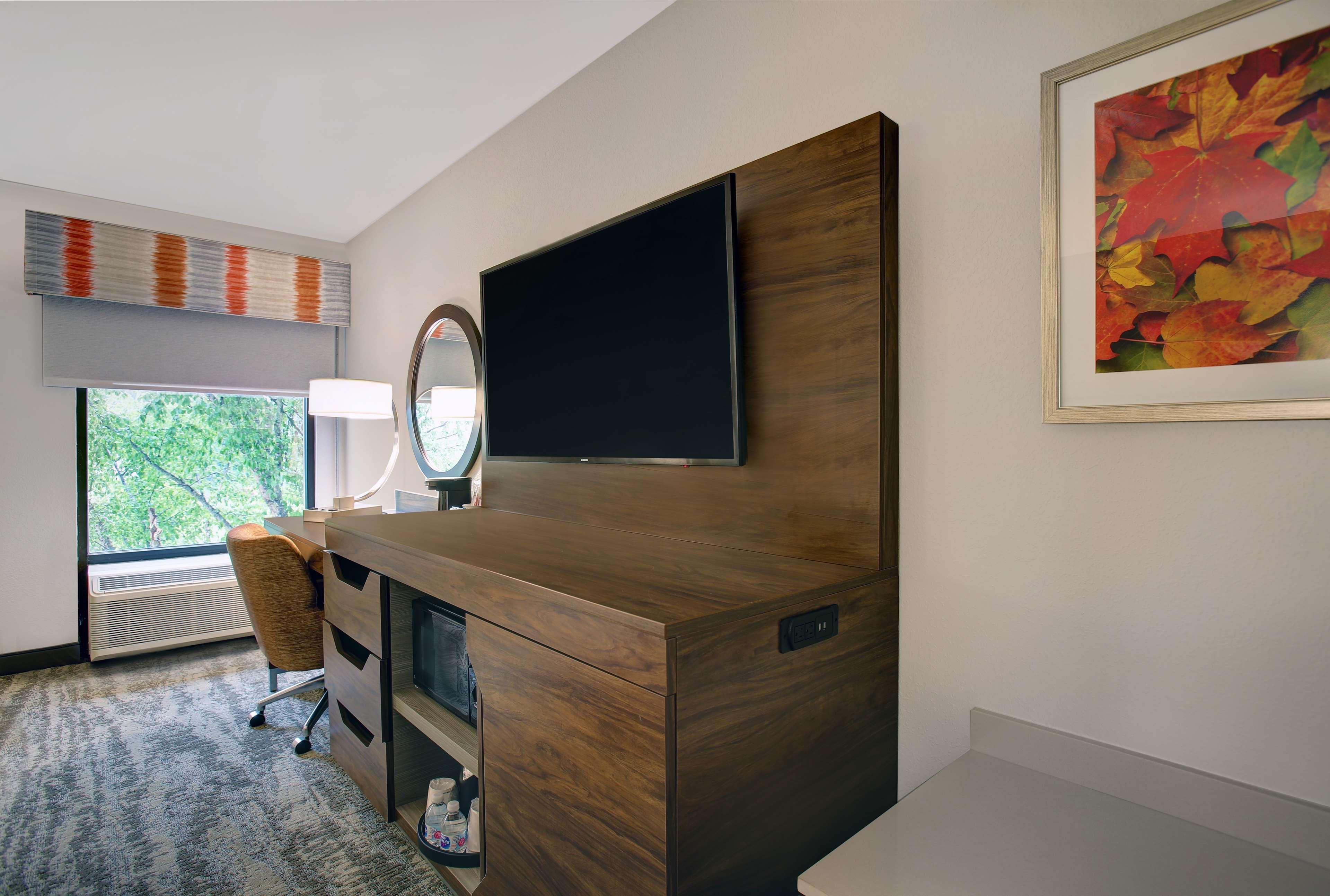 King Room with King Bed - Non-Smoking