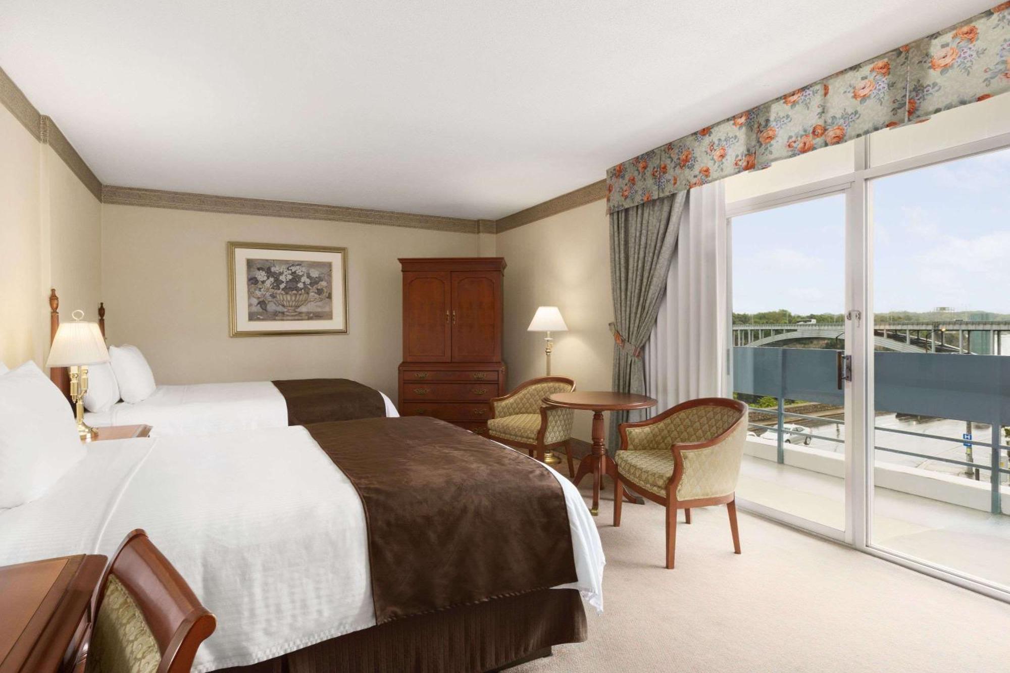 Queen Room with Two Queen Beds - River Side - Non-Smoking