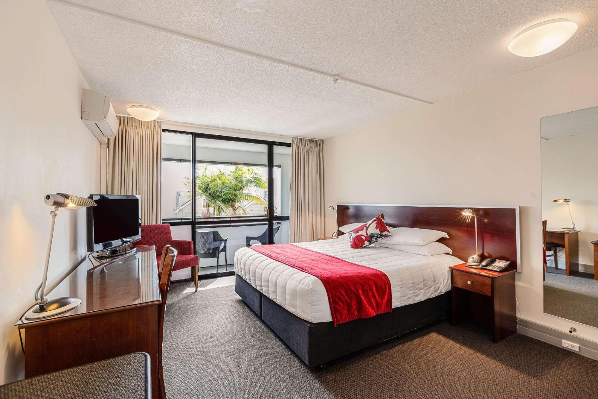 Standard Zimmer mit Kingsize-Bett und Balkon