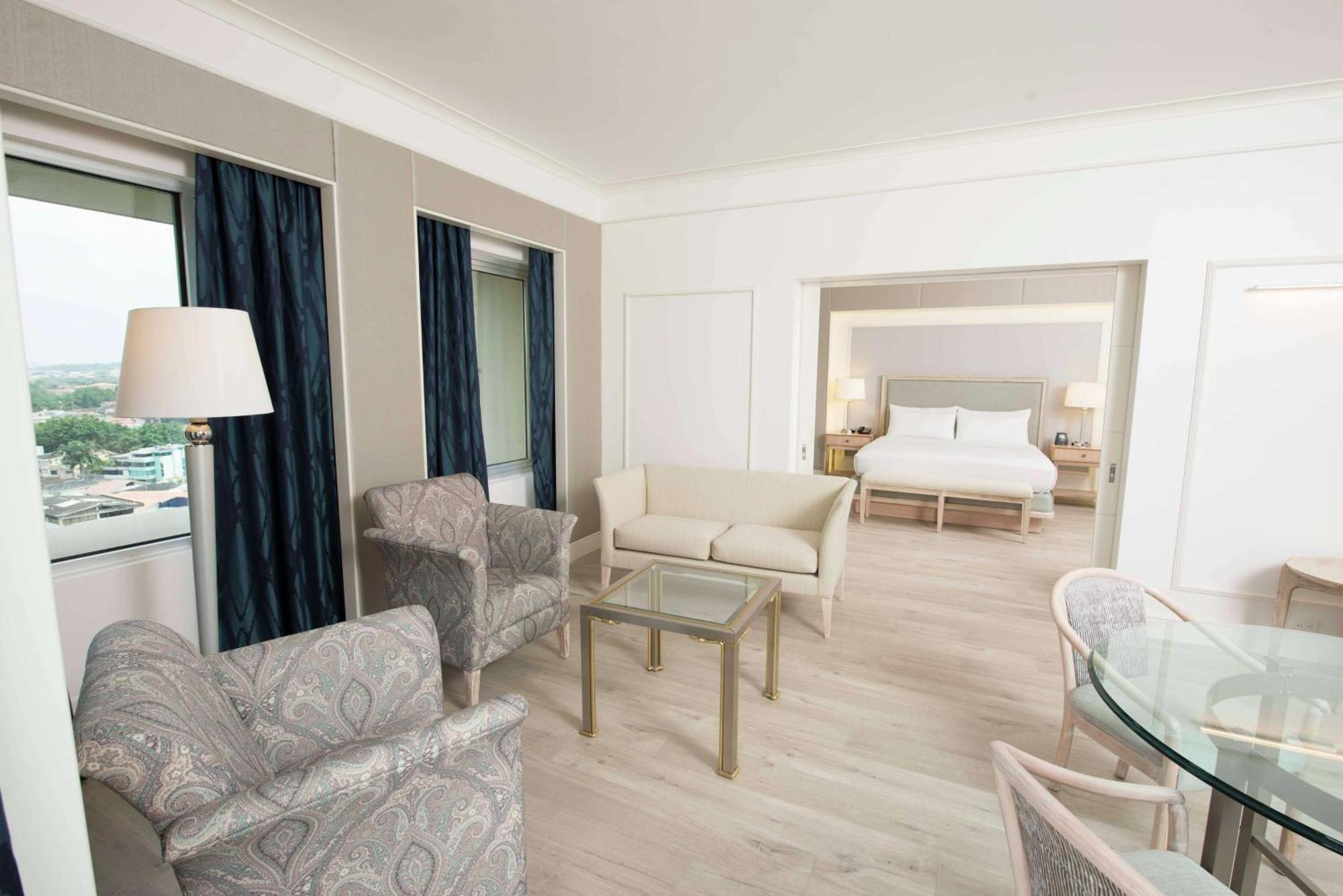 Suite de 1 dormitorio con 1 cama extragrande, situada en la planta executive y con acceso al salón