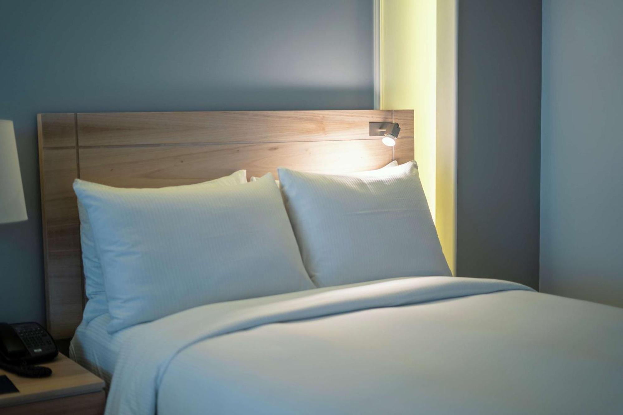 Habitación con cama extragrande.