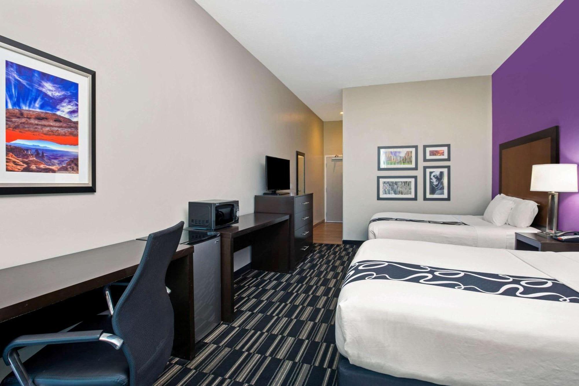 Queen Room with City View and Mobility/Hearing Impaired Access - Non-Smoking