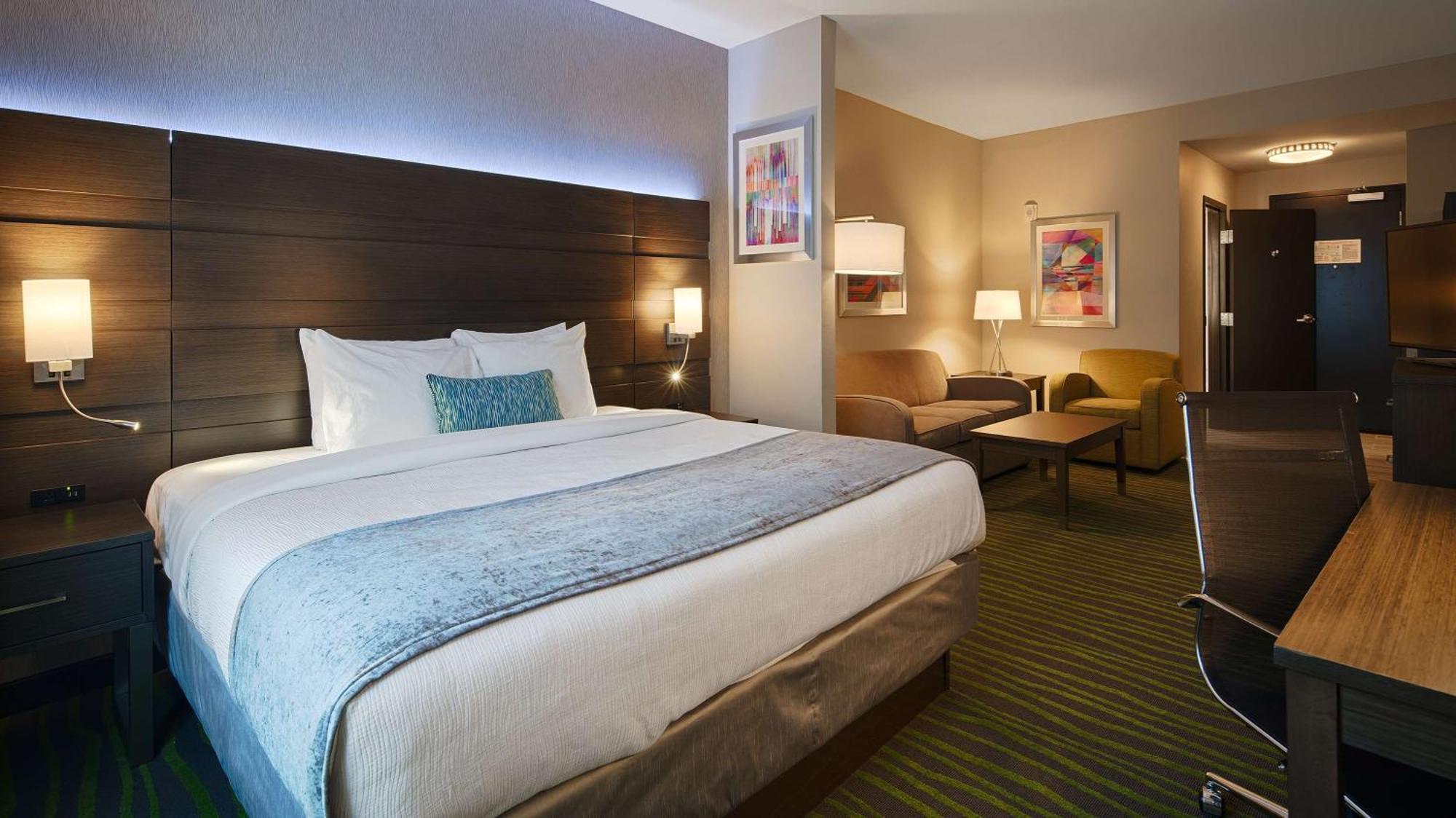 King Suite with Sofa Bed and Bath Tub - Disability Access/Non-Smoking