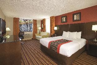 King Room with Transfer Shower - Mobility Access