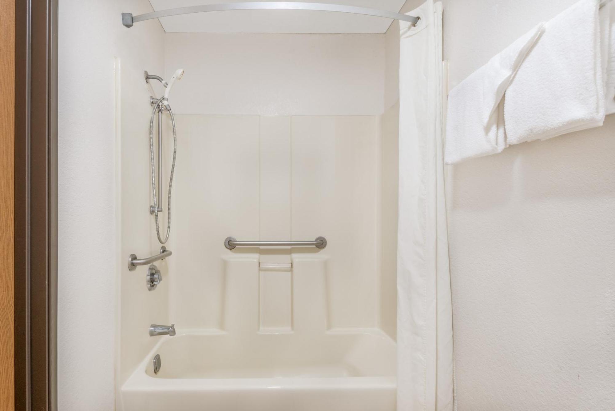 Queen Room - Disability Access - Non-Smoking