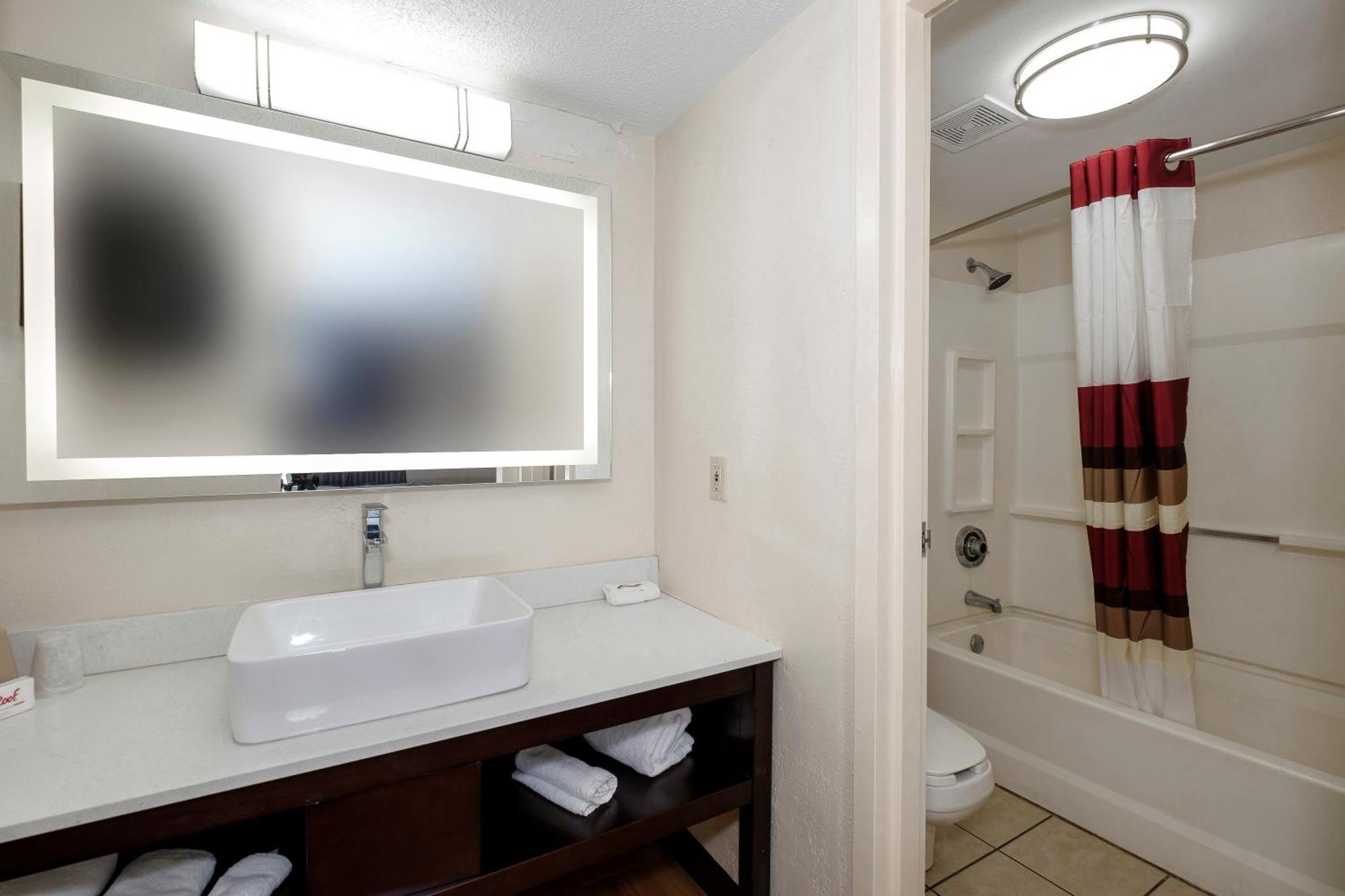 Deluxe King Room - Non-Smoking