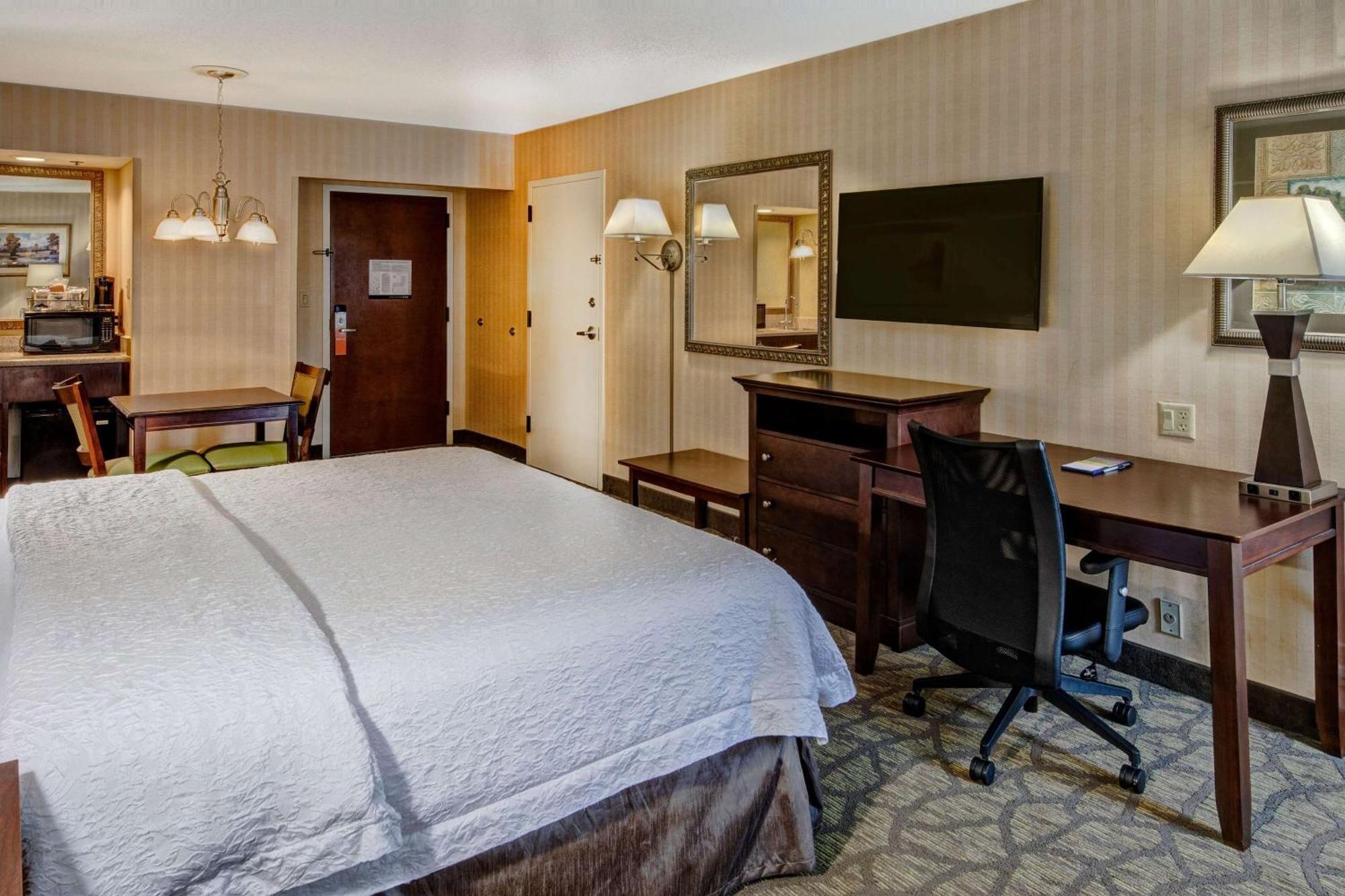 Deluxe King Room - Non-Smoking