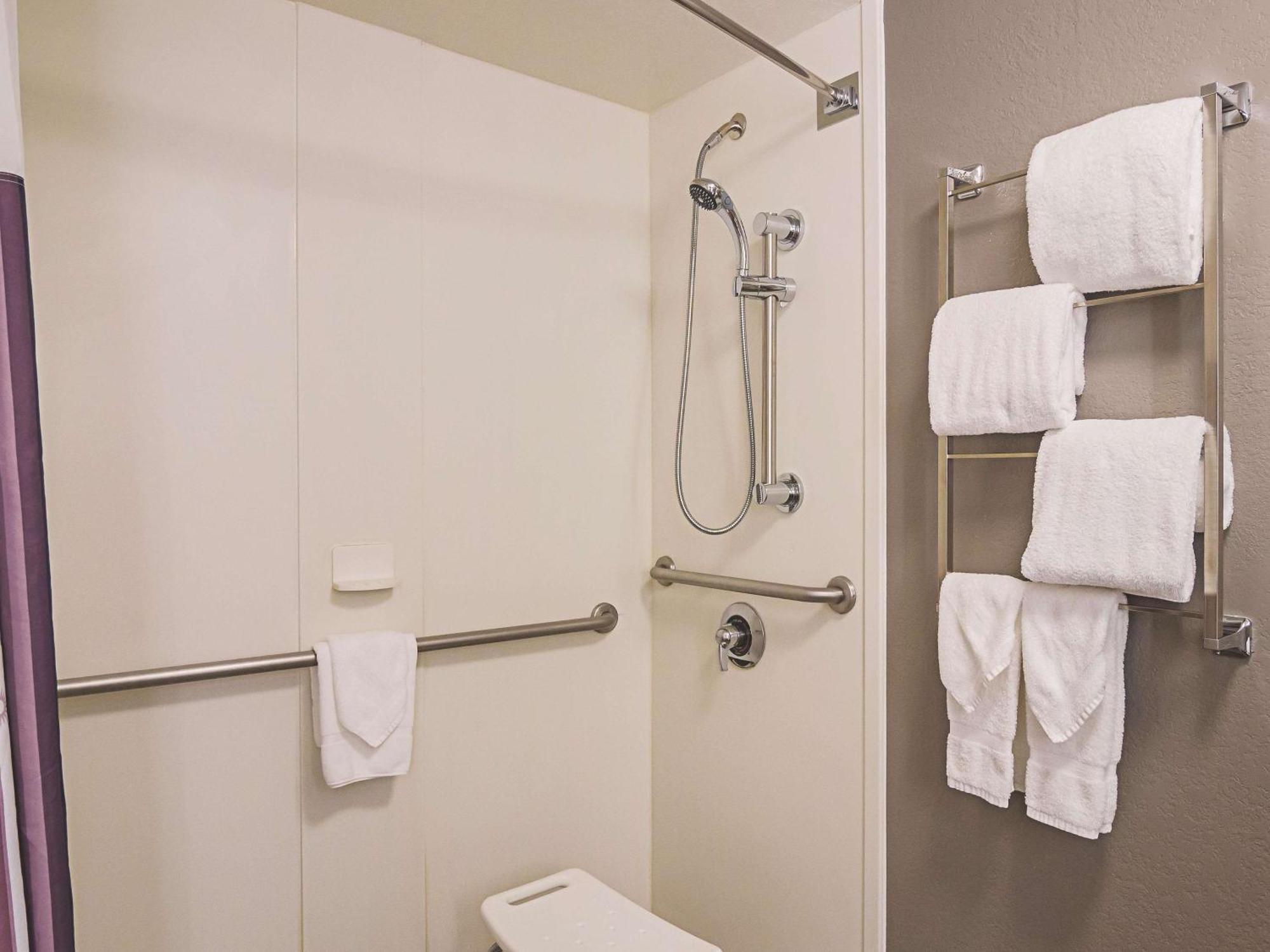 Chambre Lit King-Size - Accessible aux Personnes à Mobilité Réduite
