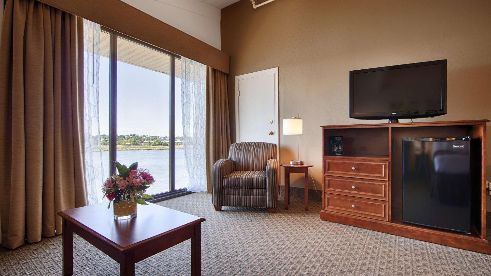 Queen Room with Sofa Bed - Water view - Non Smoking