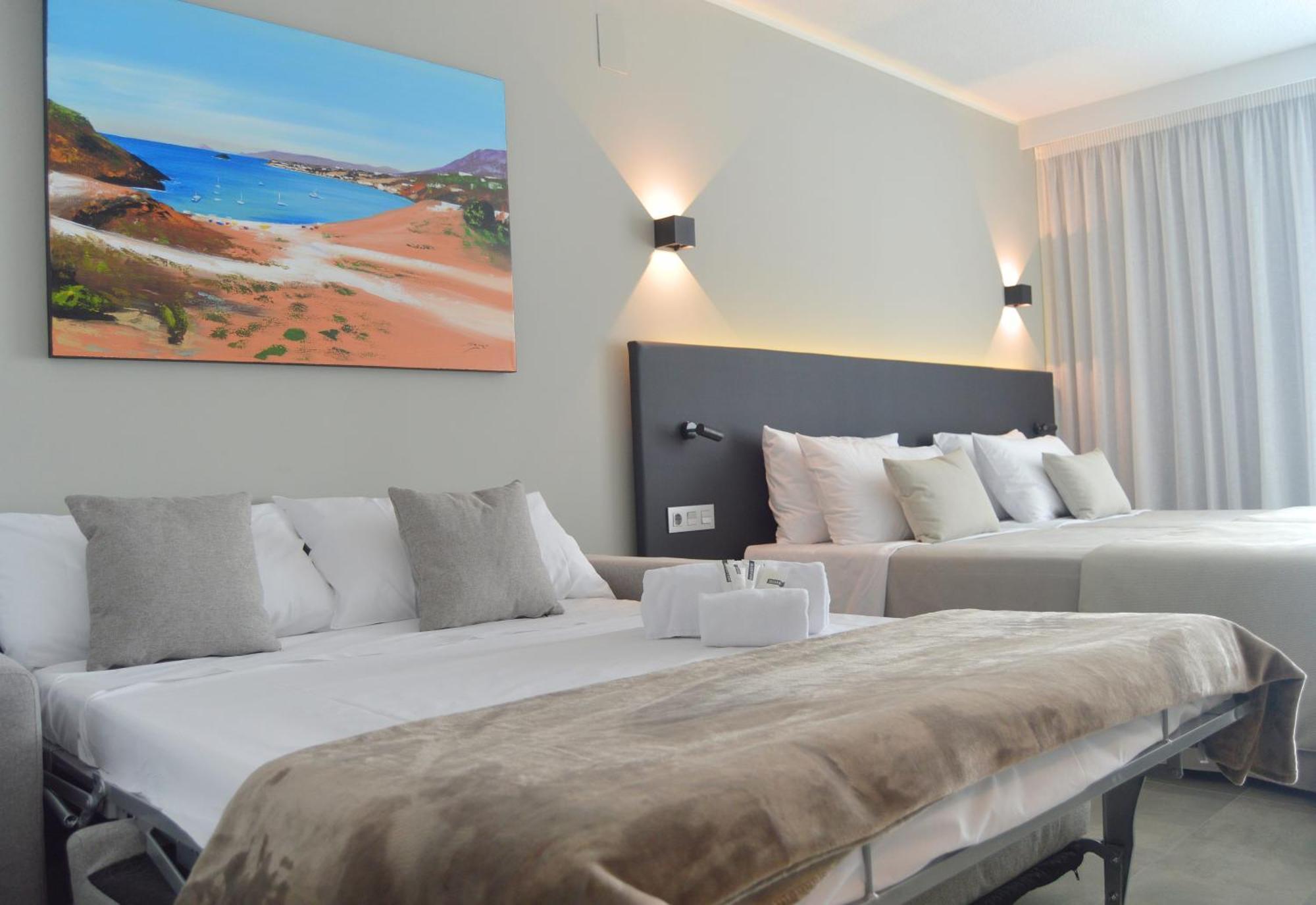 Habitación Triple Deluxe con vistas a la piscina