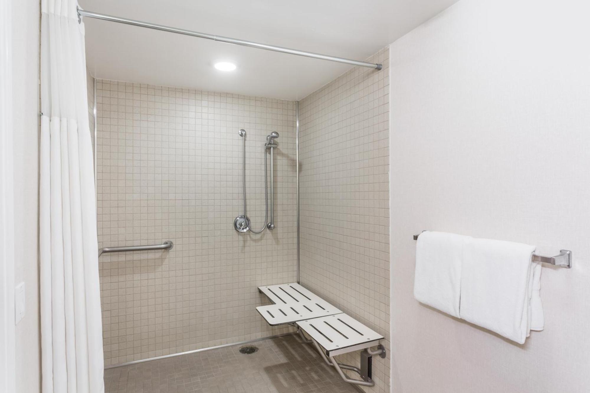 Queen Room with Roll-In Shower - Mobility Access/Non-Smoking