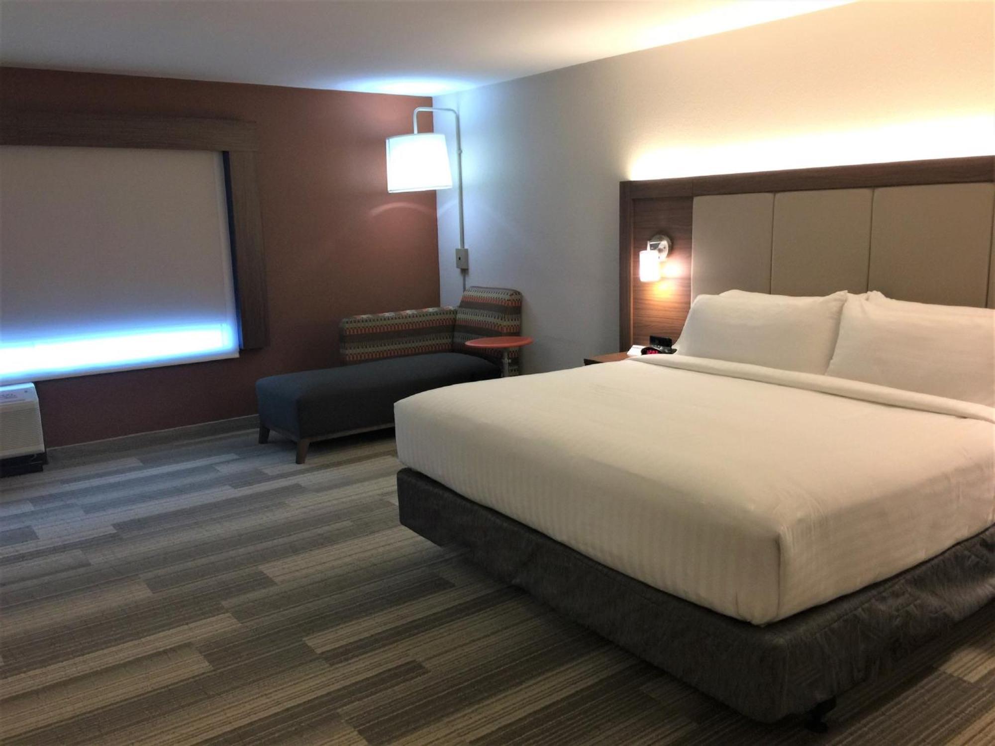 King Room - Hearing Accessible - Non-Smoking