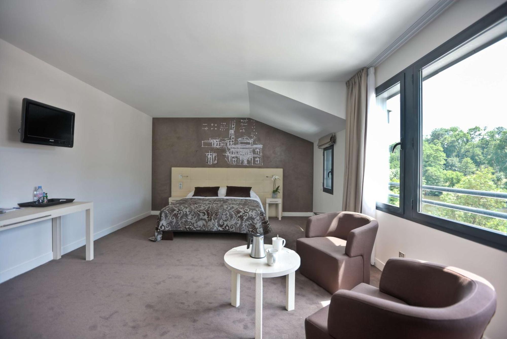 Luxury Queen Room with Castle View