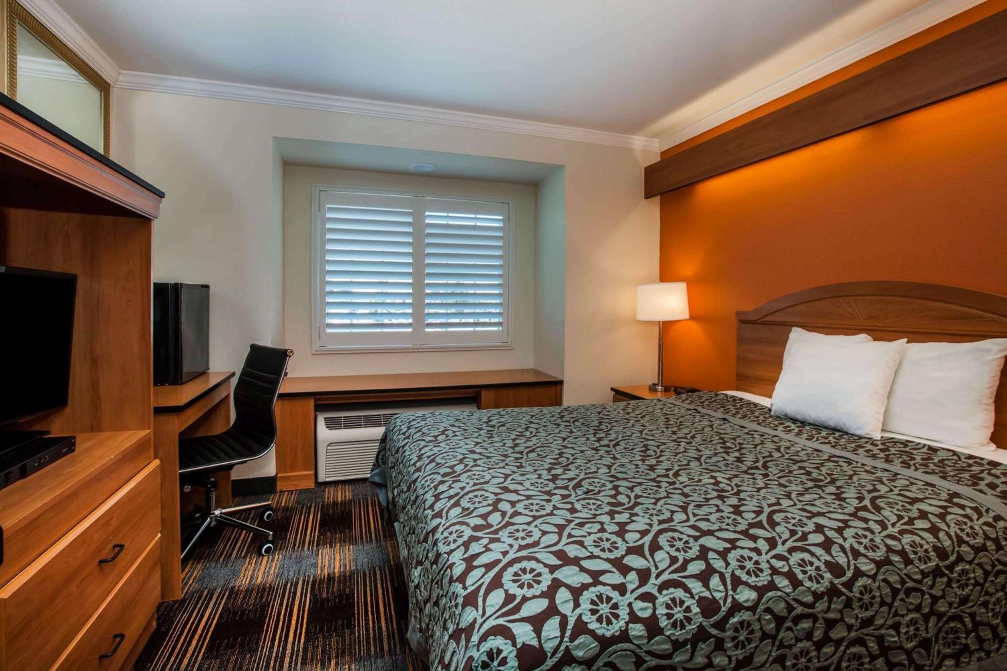 Queen Room - Mobility Access/Non-Smoking