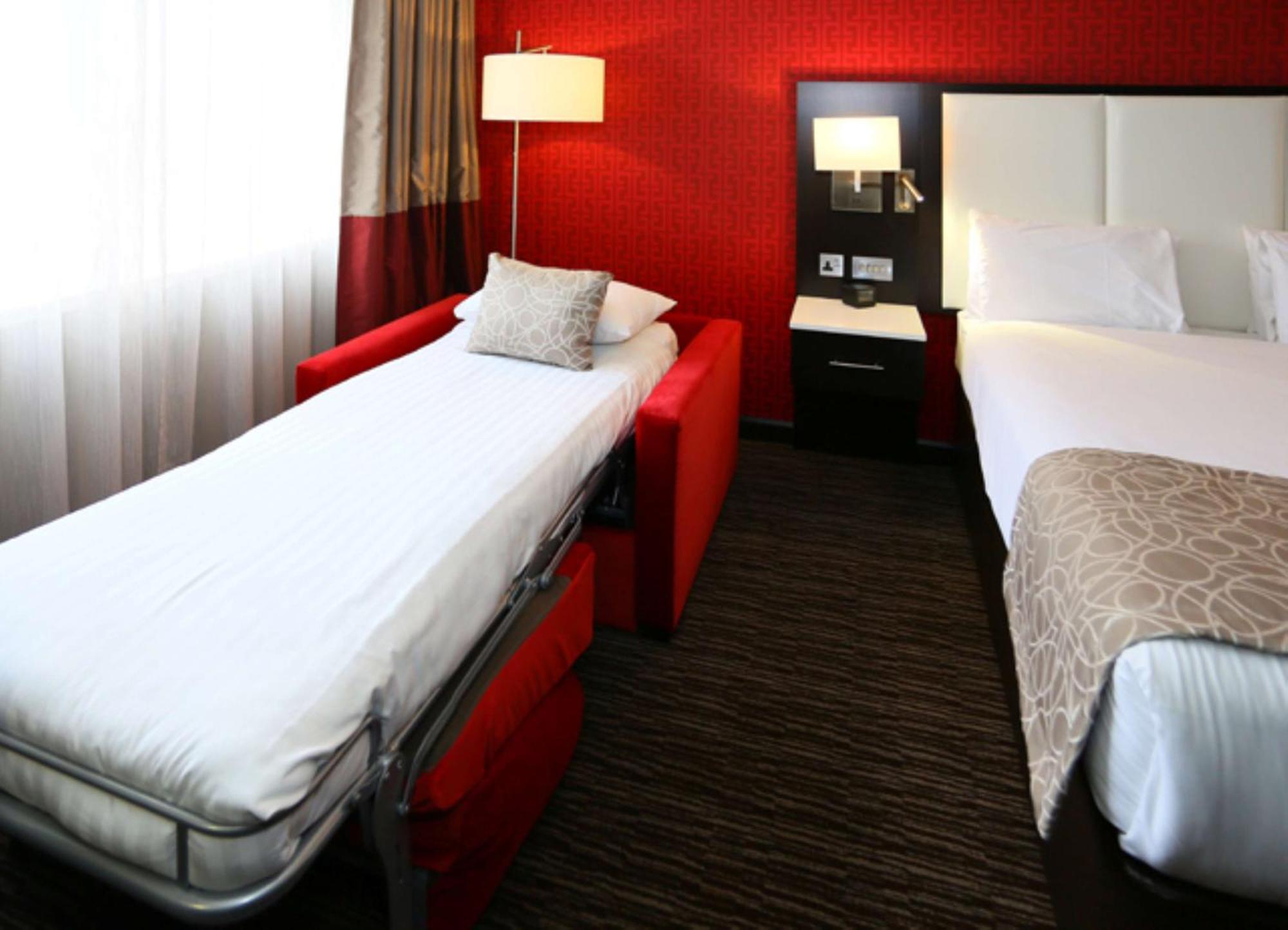 Zimmer mit Queensize-Bett und Schlafsofa