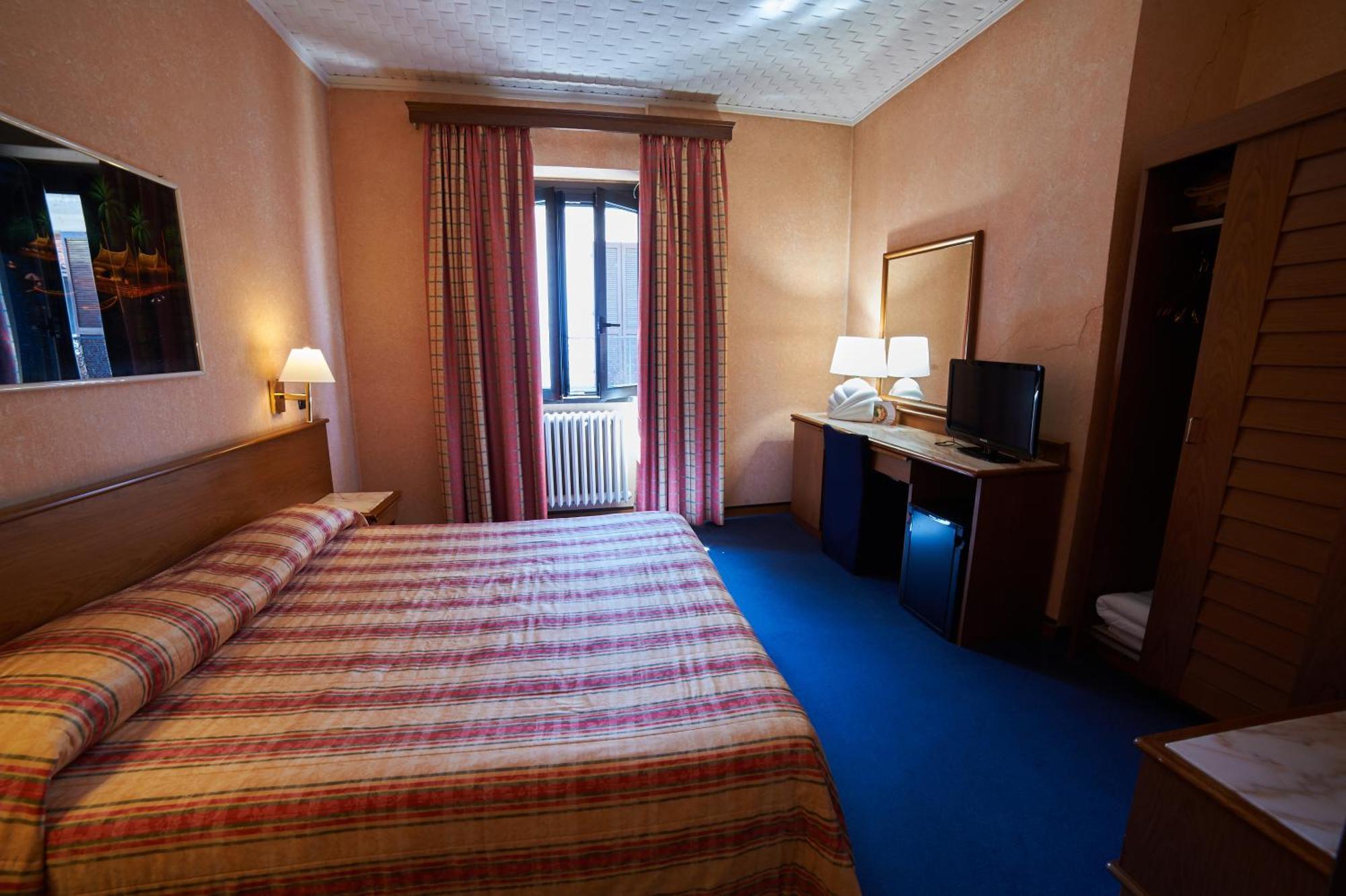 Superior Double Room Balcony Lake or Square View,1279857412:JPEG