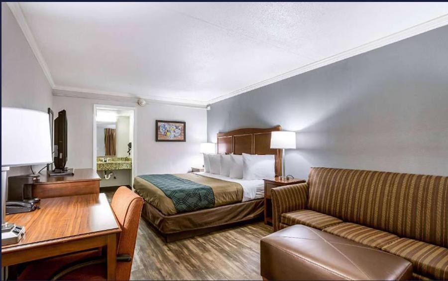 Deluxe King Room - Non-Smoking