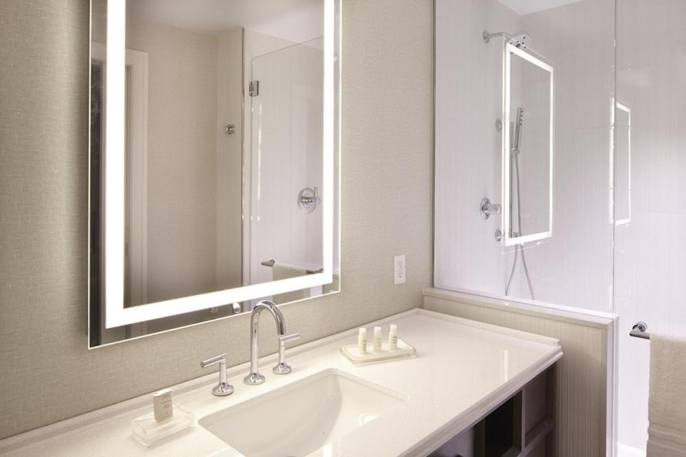 King Room - Hearing Accessible - Non-Smoking