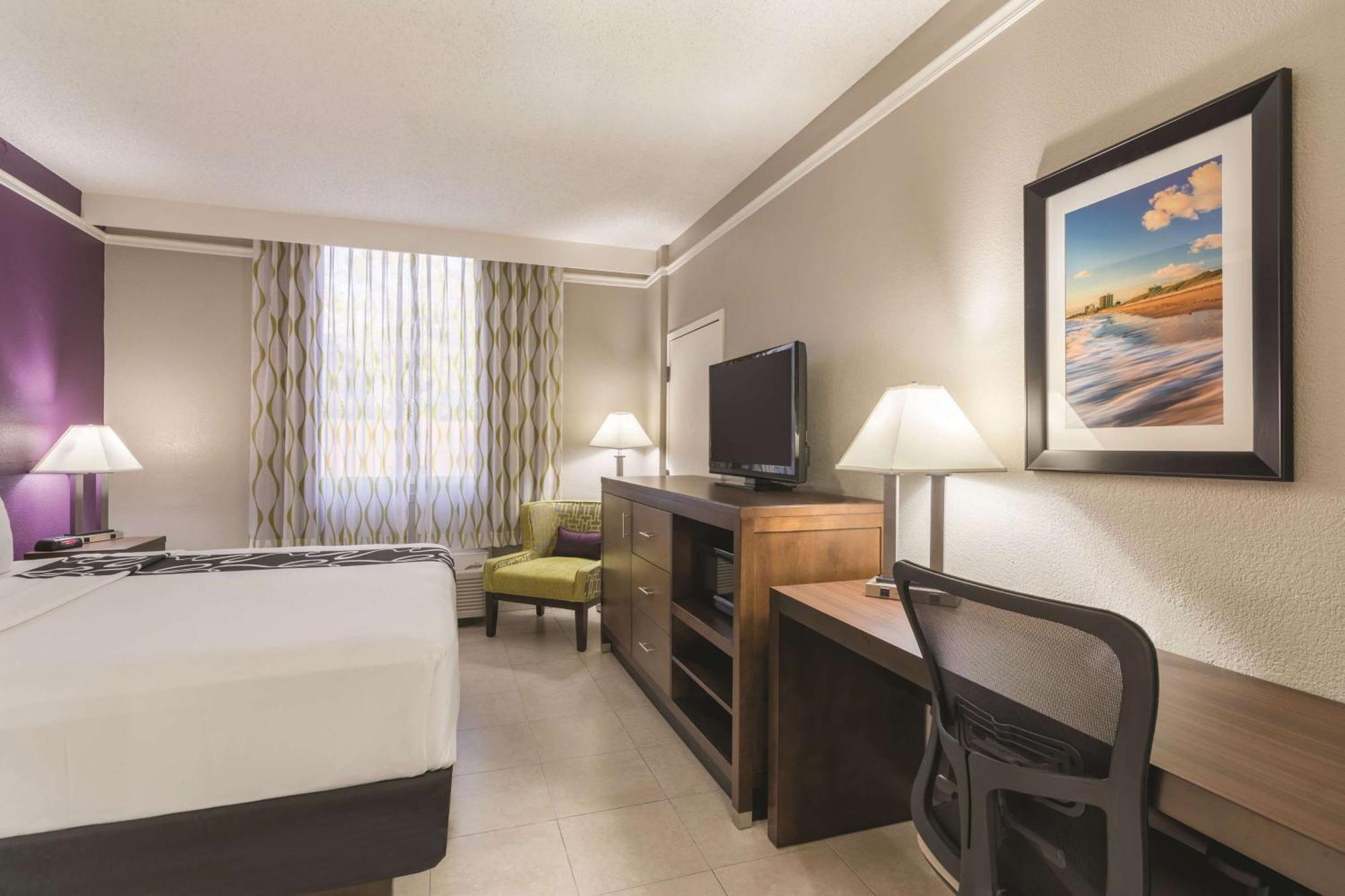 King Room with Bath Tub - Mobility/Hearing Accessible - Non-Smoking