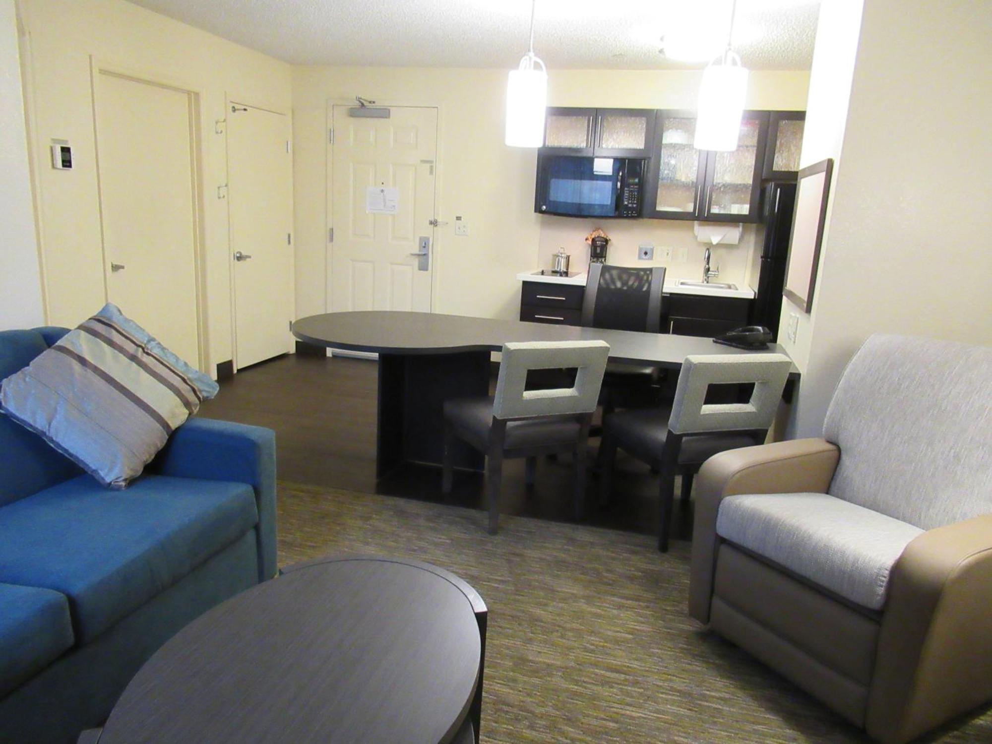One-Bedroom Queen Suite