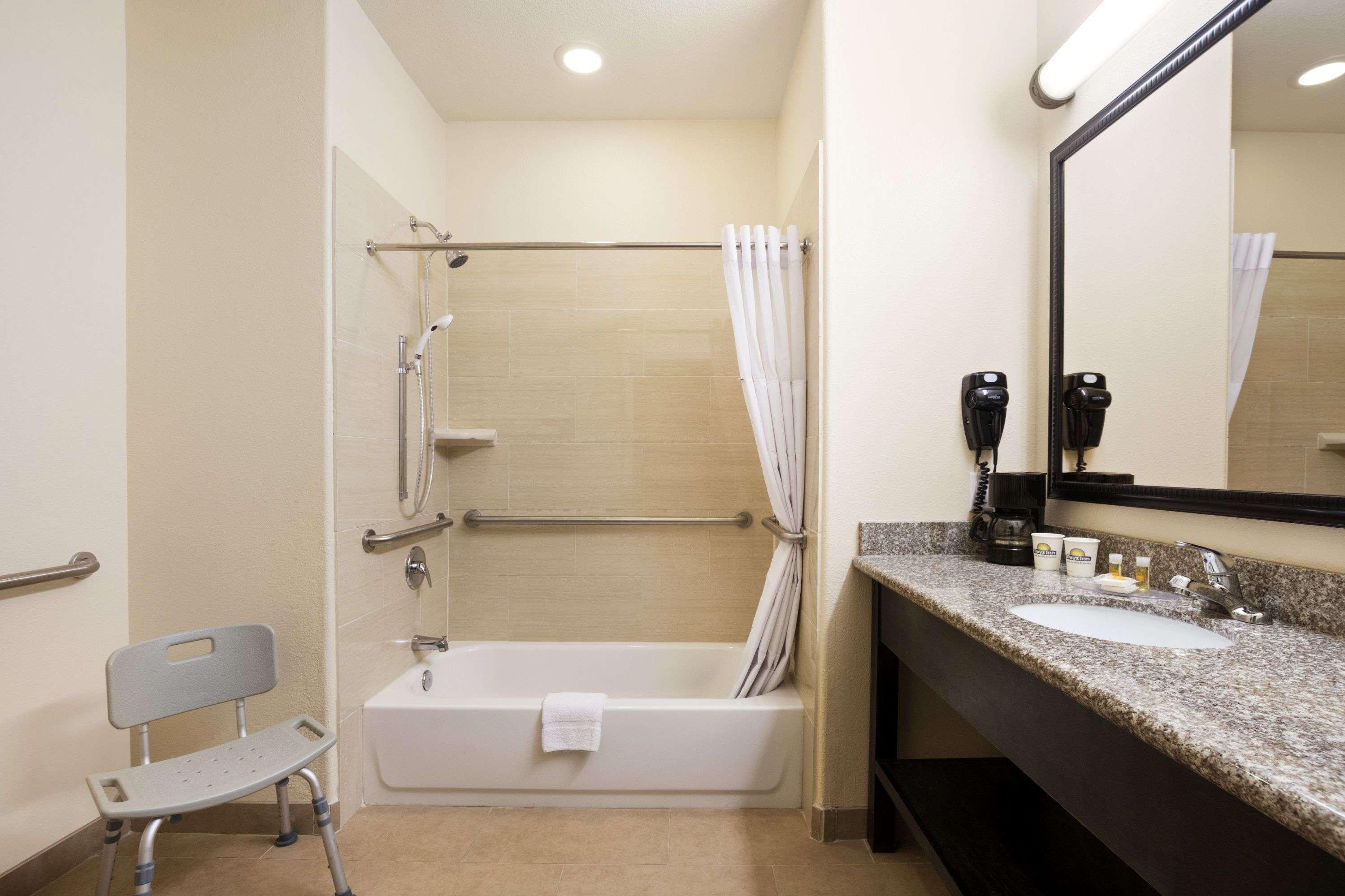 Deluxe Queen Room - Mobility Access/Non-Smoking