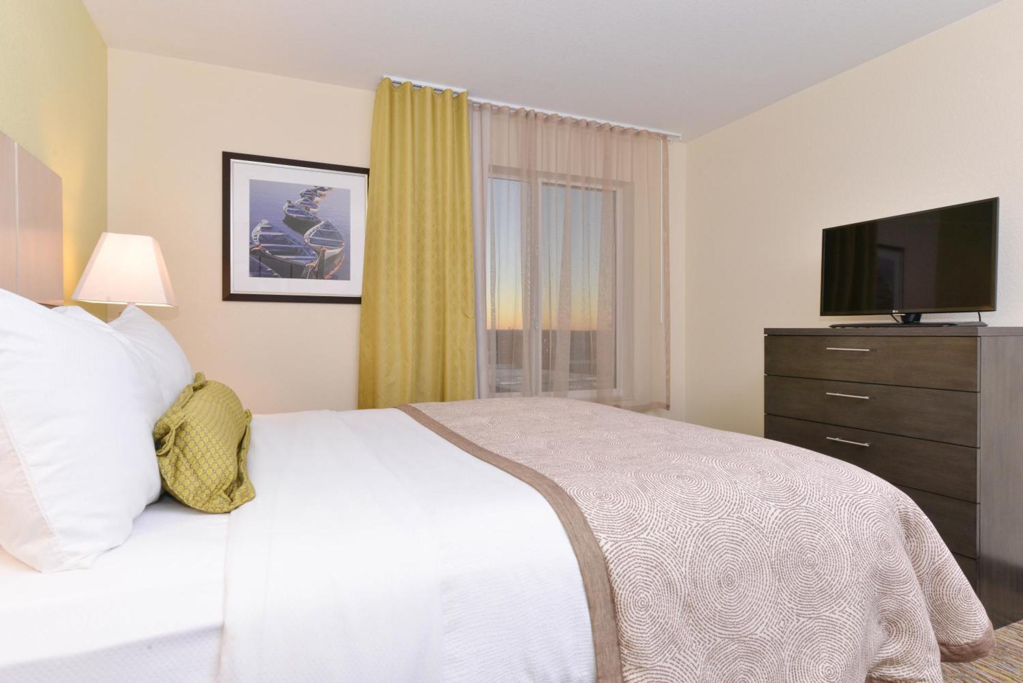 One-Bedroom Queen Suite