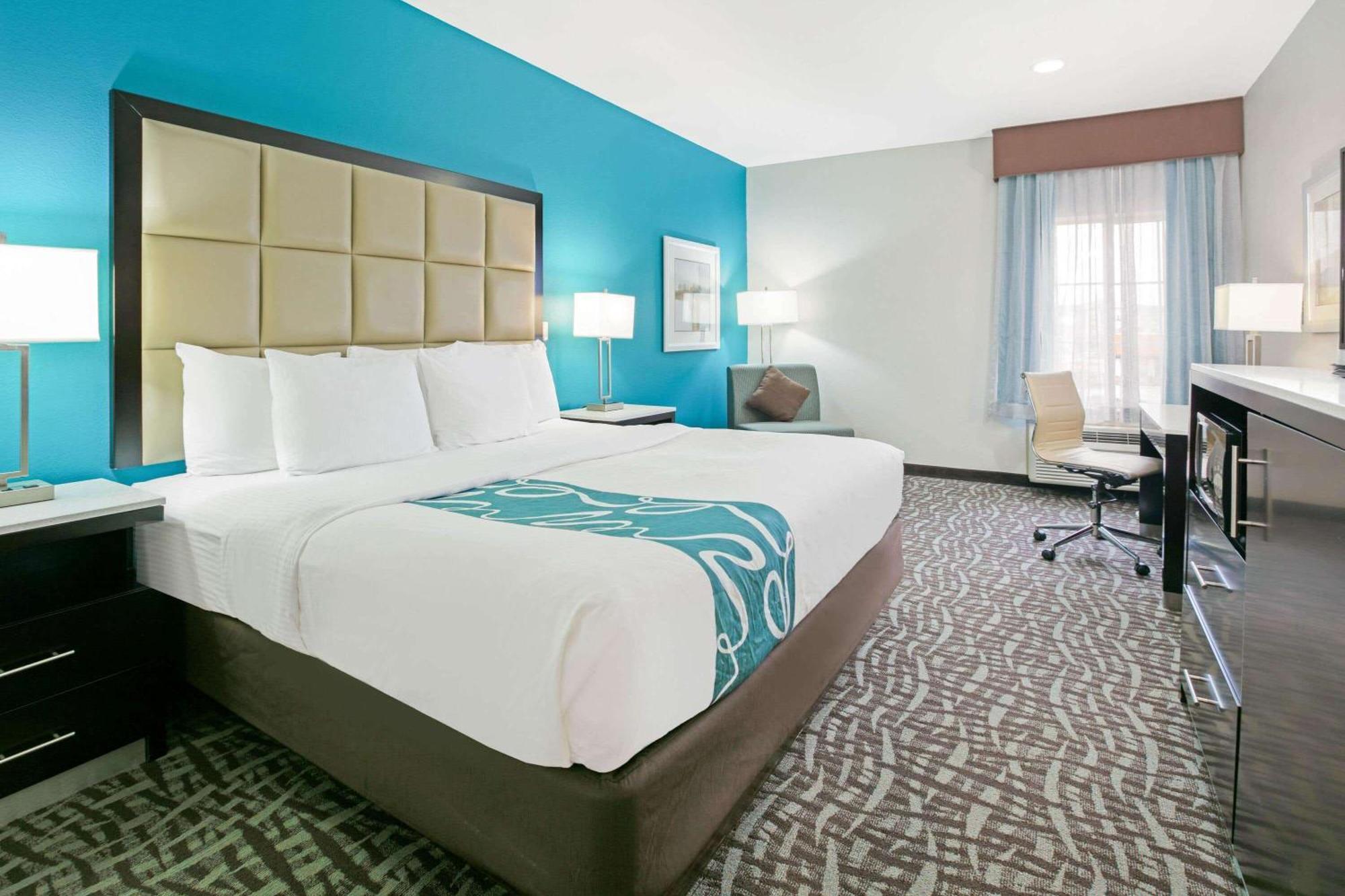 King Room with Bath Tub - Mobility/Hearing Accessible - Non-Smoking