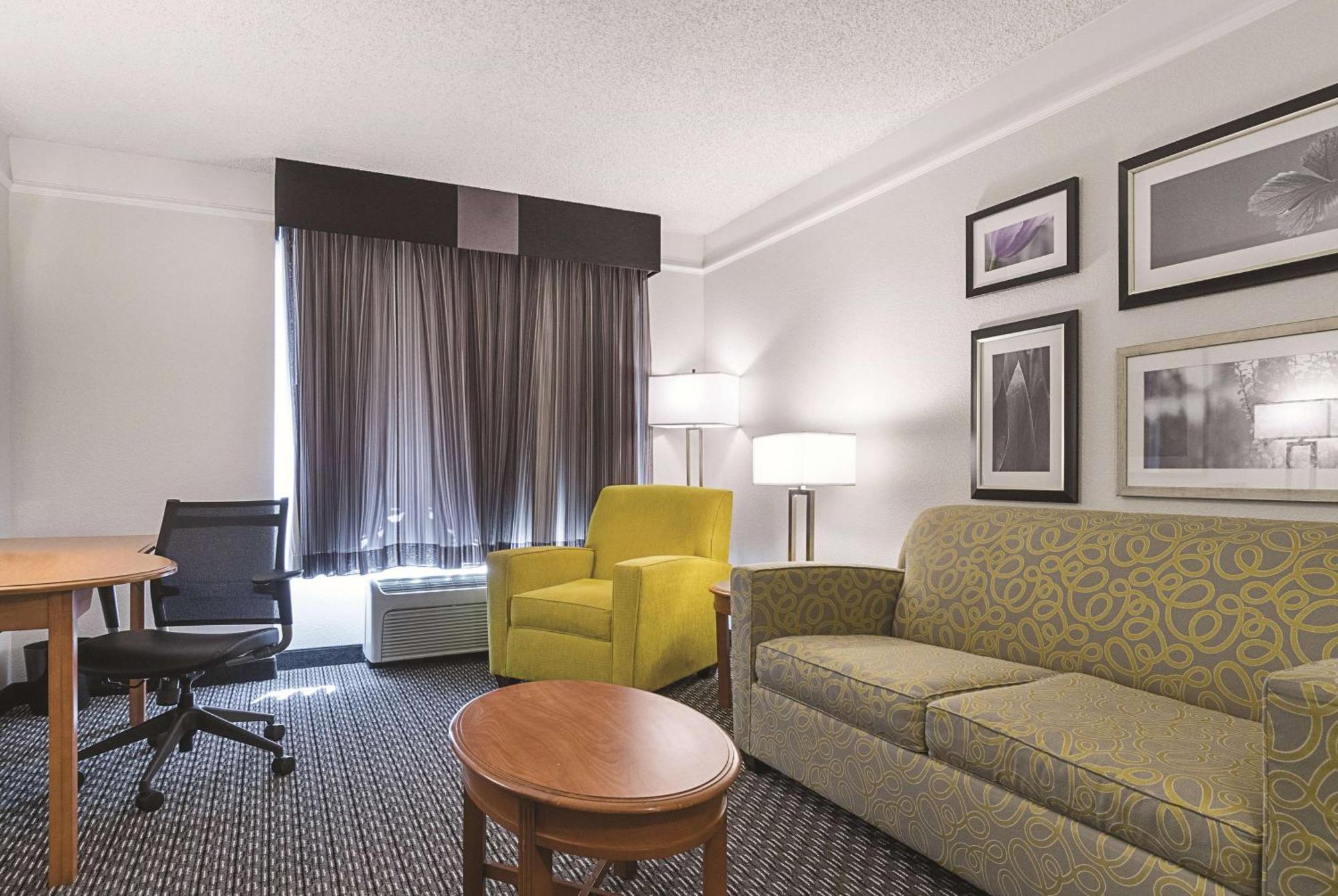 King Room with Bath Tub - Mobility/Hearing Accessible - Non-Smoking