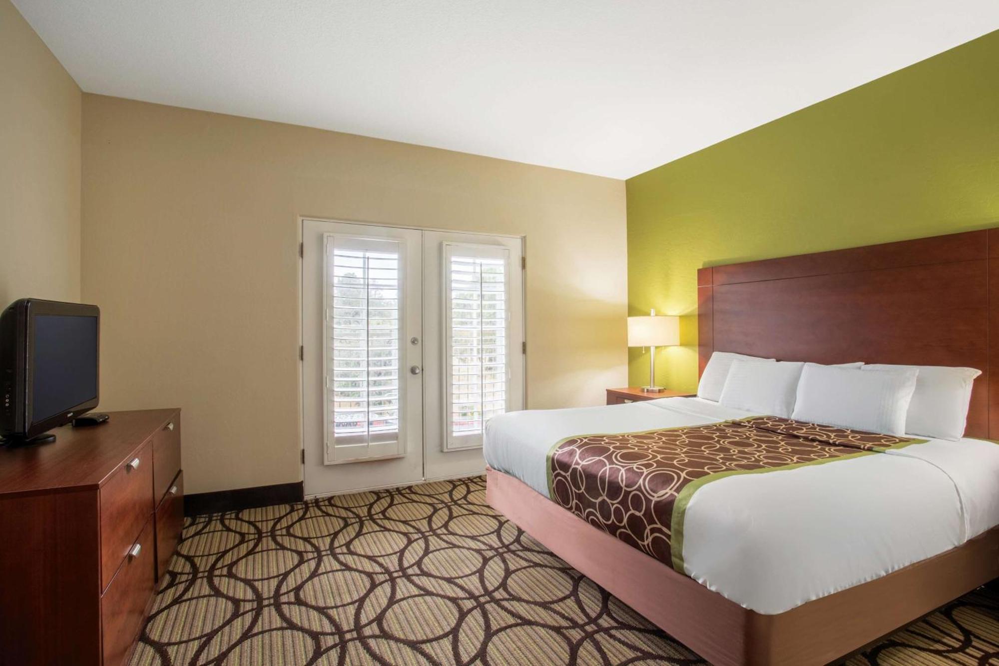 Deluxe Executive King Room - Non-Smoking