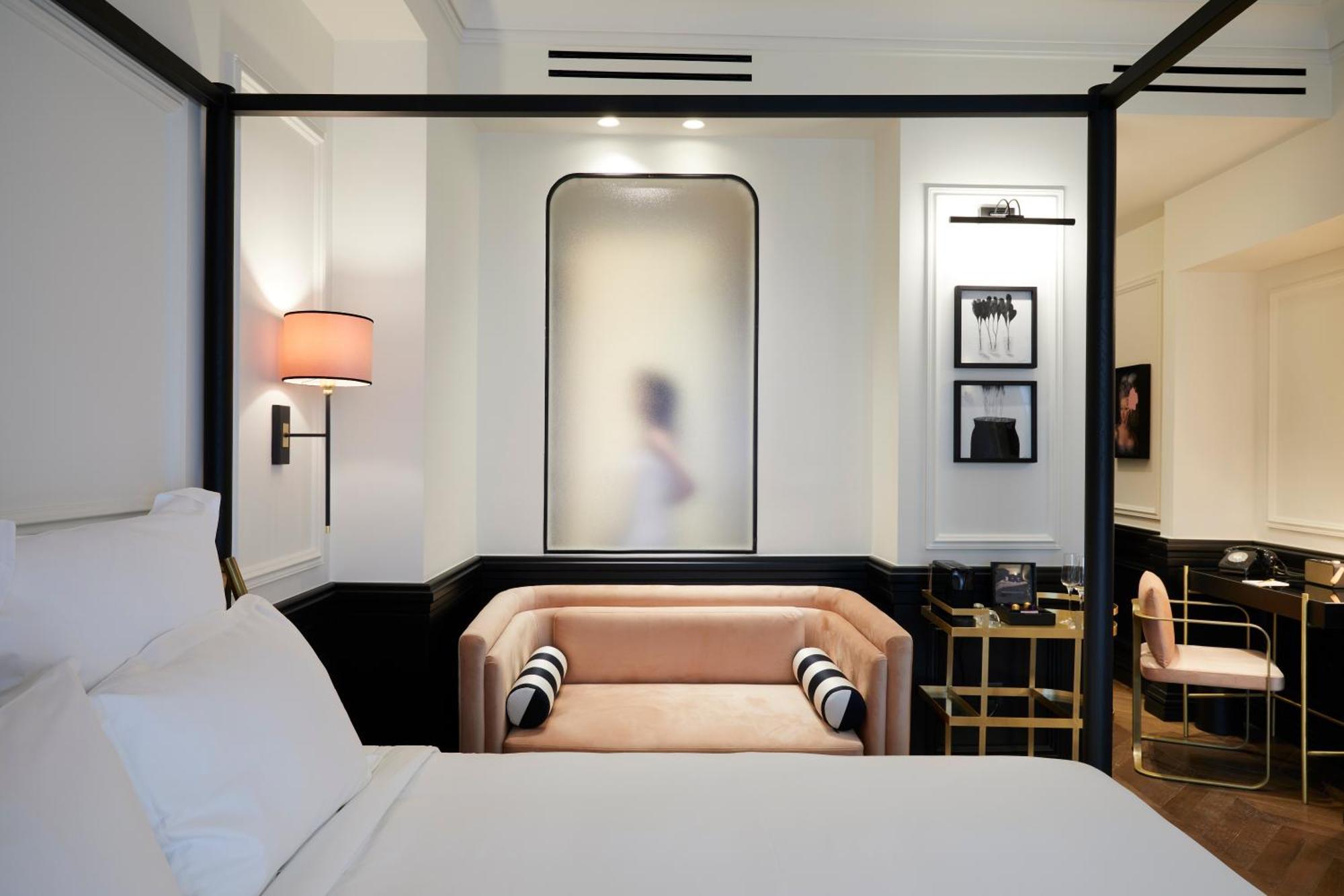 Habitación con cama extragrande y balcón