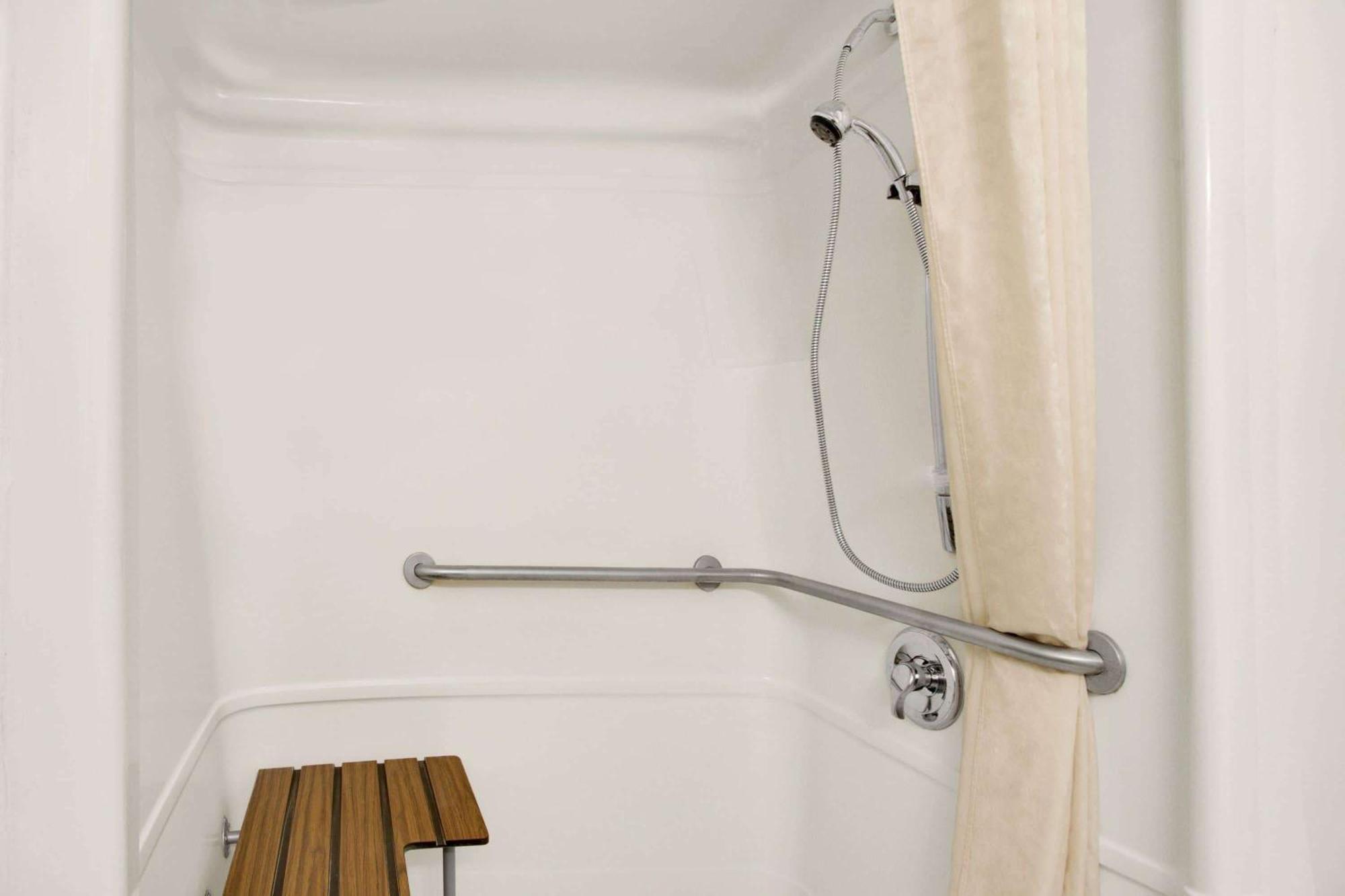 Queen Room - Mobility Access/Non-Smoking