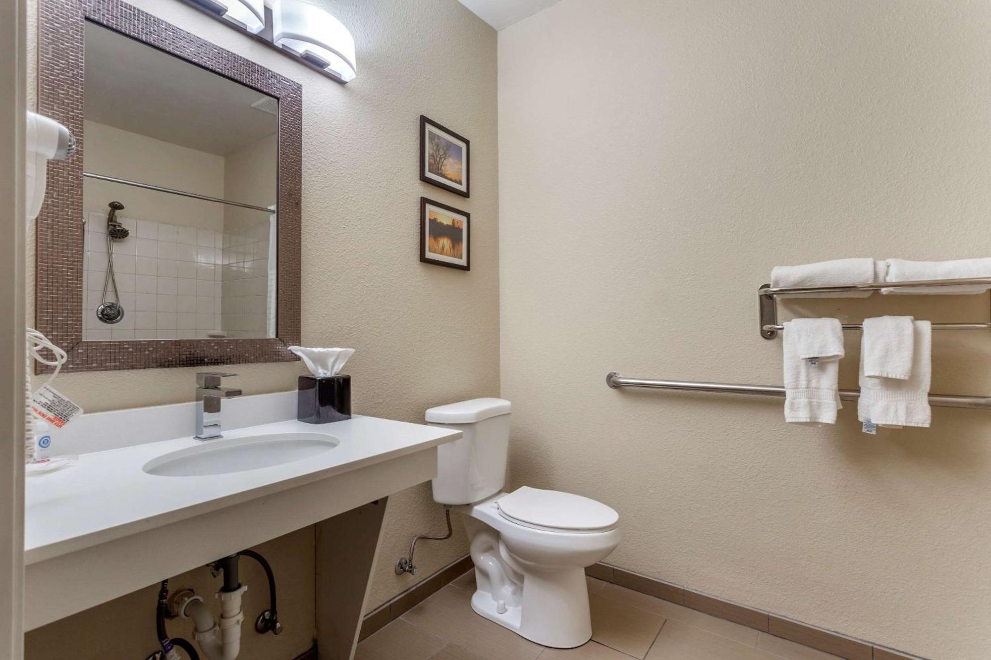 Queen Room - Accessible/Non-Smoking