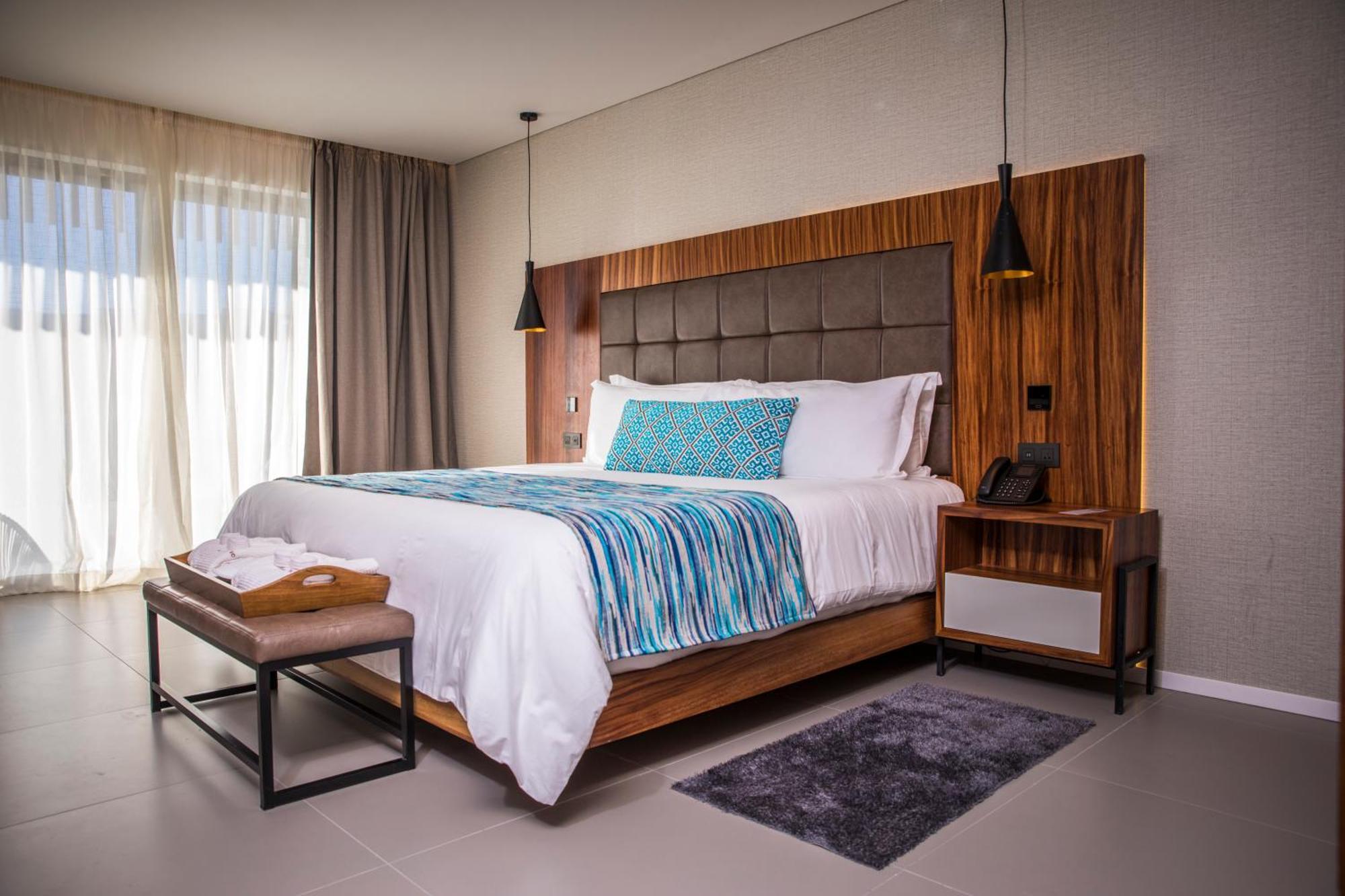 One Bedroom Suite with Outdoor Jacuzzi - Free WiFi