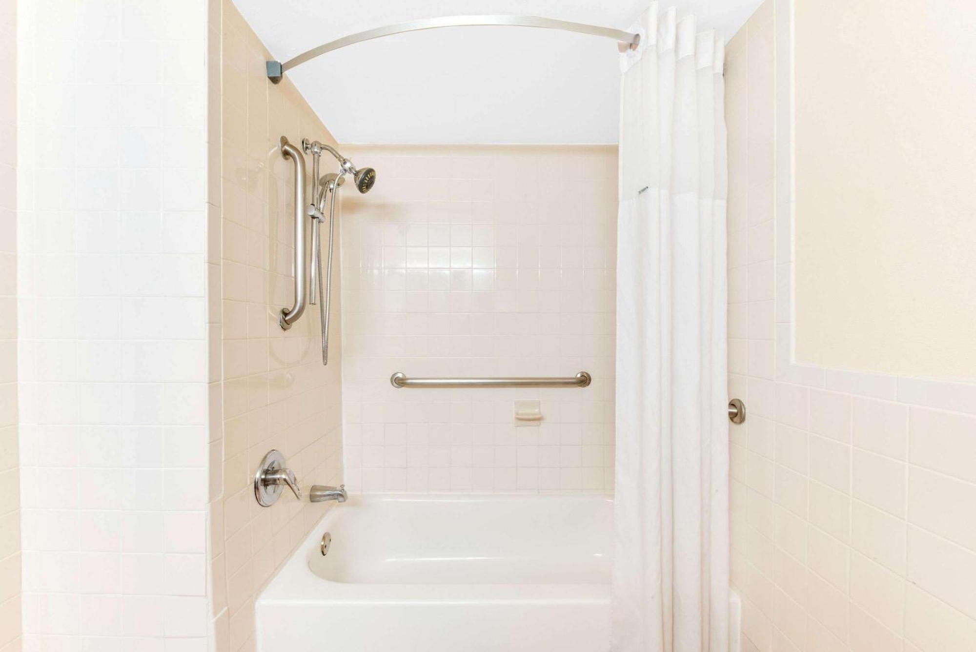 King Room with Bath Tub - Mobility/Hearing Accessible - Non-Smoking