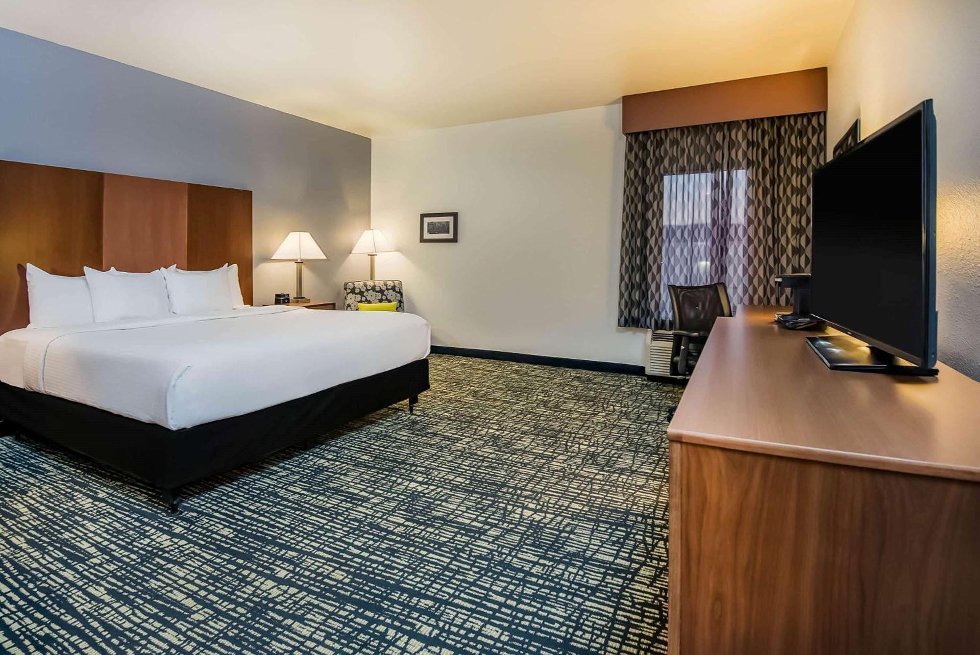 Deluxe King Room with Roll In Shower - Mobility Accessible/Non-Smoking